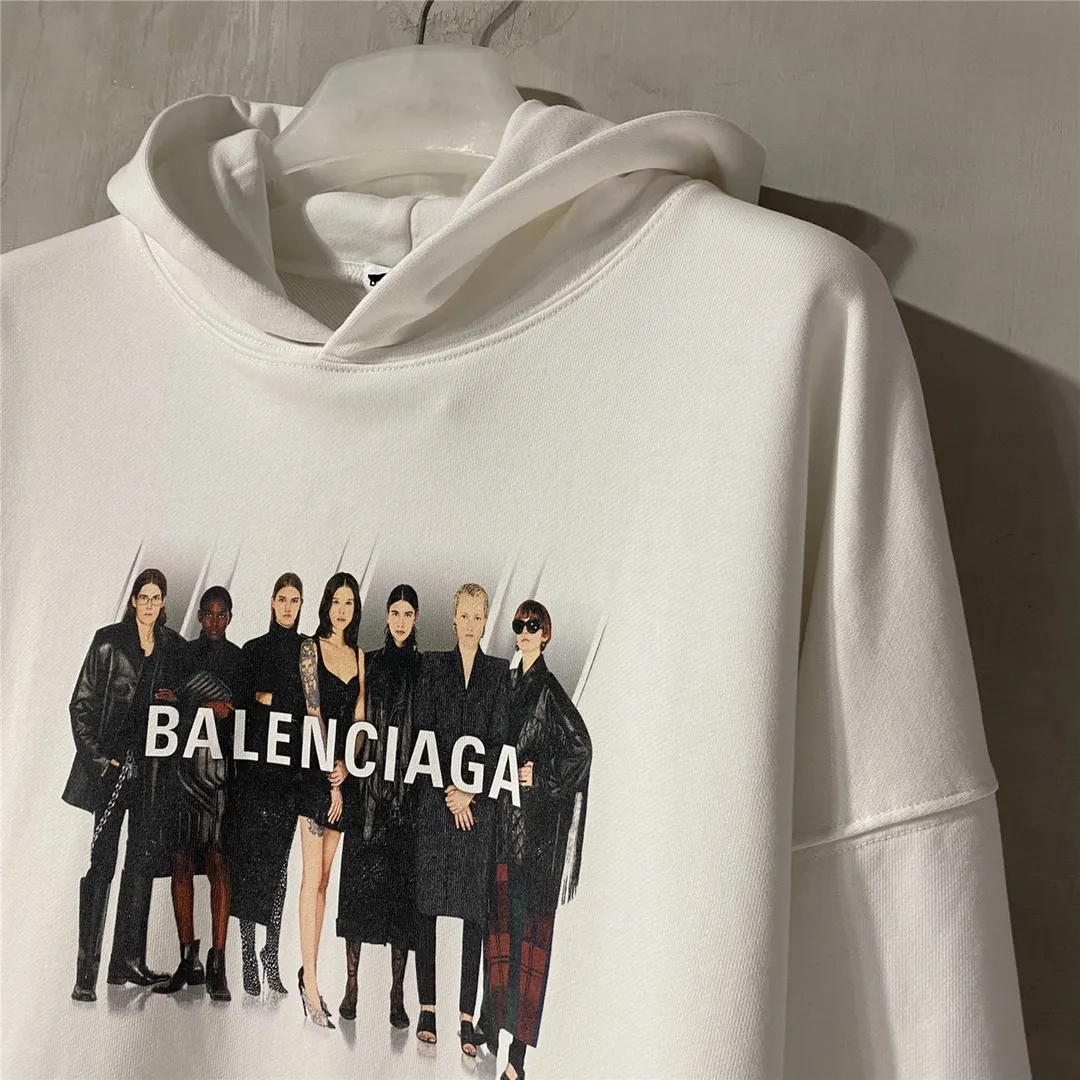 The certified version of BALENCIAGA Balenciaga portrait band B family hooded sweatshirt 1:1 restored replica version is a popular hot item in ins Xiaohongshu and a popular recommendation from Internet celebrity bloggers. The fabric is made of 480 grams of large terry cotton fabric, and has been pre-shrunk to a weight of about 520 grams. The original purchase is made and patterned, and the positioning and cutting process is used! Pure version! The imported Israeli Kornit digital direct-injection printing technology makes the reflection of characters three-dimensional and real. This is also the first place to look for identification. I make every piece of clothing with conscience and strive for excellence in every aspect. Just to sell a piece of clothing and retain a customer. Although our products are a little more expensive than others, the expensive money is kept in the clothes and is definitely not imported into my pocket.  Customized washable labels, bag labels, and collar labels. Can reach professional level.  Restore the 1:1 replica craftsmanship! B's new early autumn series, a very high-end series of single items for men and women!  Size: XS-L Color: White P:450