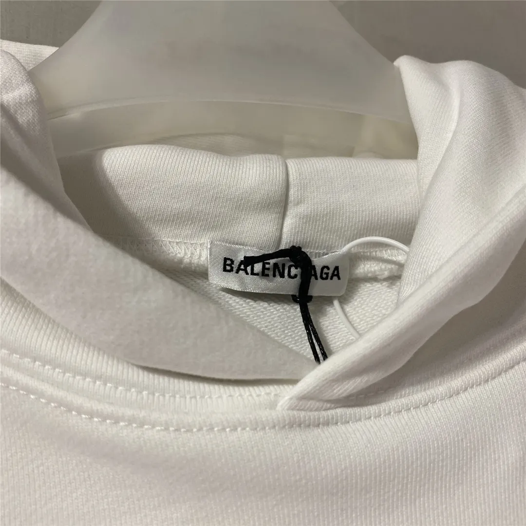 The certified version of BALENCIAGA Balenciaga portrait band B family hooded sweatshirt 1:1 restored replica version is a popular hot item in ins Xiaohongshu and a popular recommendation from Internet celebrity bloggers. The fabric is made of 480 grams of large terry cotton fabric, and has been pre-shrunk to a weight of about 520 grams. The original purchase is made and patterned, and the positioning and cutting process is used! Pure version! The imported Israeli Kornit digital direct-injection printing technology makes the reflection of characters three-dimensional and real. This is also the first place to look for identification. I make every piece of clothing with conscience and strive for excellence in every aspect. Just to sell a piece of clothing and retain a customer. Although our products are a little more expensive than others, the expensive money is kept in the clothes and is definitely not imported into my pocket.  Customized washable labels, bag labels, and collar labels. Can reach professional level.  Restore the 1:1 replica craftsmanship! B's new early autumn series, a very high-end series of single items for men and women!  Size: XS-L Color: White P:450