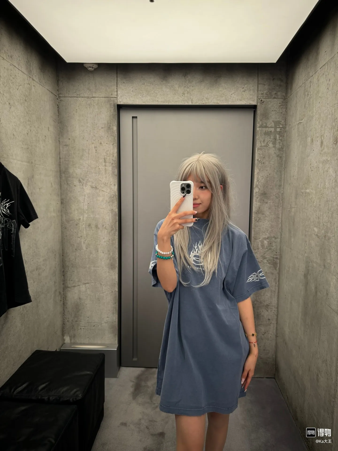 ♻️💯Upper body reference model picture❤️Top version BALENCIAGA/Balenciaga 2024 SS latest flame direct injection printed washed and distressed short-sleeved T-shirt ✅No. 1 quality in this market Real ceiling quality ✅All original development attention to detail pictures to avoid stolen pictures merchants mixed ✅Correct 260g custom-woven and dyed double yarn pure cotton fabric, consistent ZP of worn holes ✅Correct imported material printing, Kangli machine direct-injection process, no hand feel, clear and three-dimensional Firm and does not fall off✅ Fixed dyeing thread, no color difference, no fading, no deformation, overweight craftsmanship, the same as the original version, different market currency. Here I will explain why I am a little more expensive than others, 1. It seems to be a simple printing or embroidery, but it is not simple at all. 10000% imported machine restoration. Not just lip service. You are welcome to compare with peers. 2. Each model is produced by the company. It’s not shameful to make a replica, it’s shameful if you can’t buy the correct version if you make a replica. 3. Note that the threaded collars are all original collars of certain countries and regions, with high wrapping. The width of the neckline and cabinets are accurate to the millimeter. Thick necklines are not easy to deform. The collars of high-end products are all restored cabinets. They are different from the big collars in the world. Ordinary garbage short-sleeves are printed with a print. The clavicle of the upper body is exposed. Please be patient. Customers who have bought genuine products or have seen genuine products will come back to place orders again. This is quality. This is quality. 4. Different styles of washed wheat main wheat, including imported wheat, have different colors and codes. Really restore the counter. As we all know, Balenciaga has different English or different colors on the collar labels of each quarter. This distinguishes the fast food products with the same common main wheat washed wheat. 5. Pay attention to the workmanship. The stitching at the neckline has no folds, smooth and natural without overlapping lines, and truly restores this. This is something that many people cannot do. 6. The fabric is made of 260g Paris-specific double yarn. No one can make better fabrics than my family. There's really no way to compare it with the ordinary version on the market. Respect it. It's genuine and costs thousands of dollars. Don't buy street stalls. Quality 7. The workmanship is fully restored. The packaging is fully restored. The cost is huge. 8. I guarantee here that this is the highest quality you can find. Color: Yellow Blue Black Size: XS-S-M-L P:260