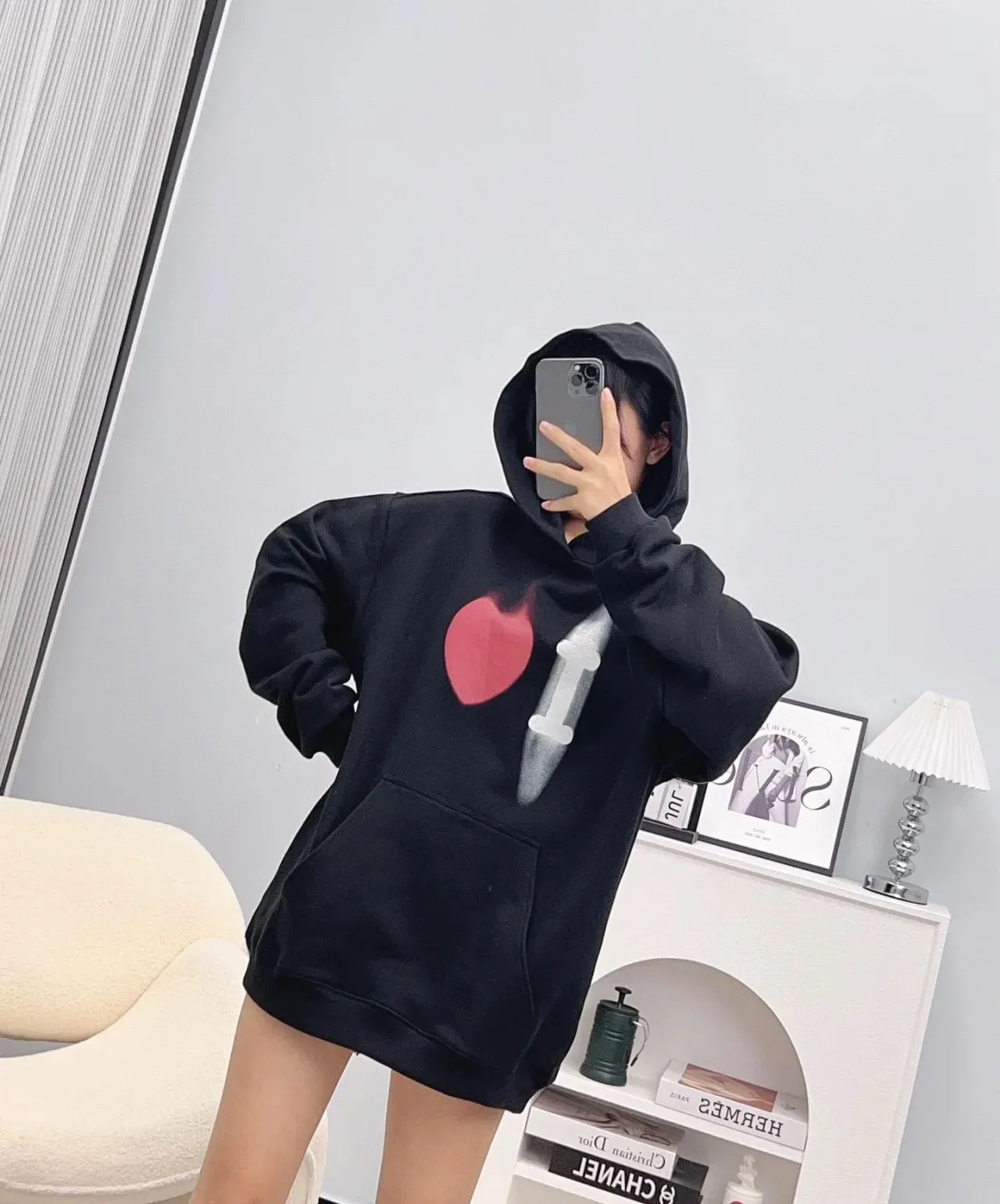 ♻️💯Reference model picture for the upper body❤️Top tested version BALENCIAGA love❤️Print male and female couple star same style pullover hoodie sweatshirt Decorated with I on the front ❤️Art work embroidery｜Brand logo embroidery on the lower back｜Distressed effect Heavy 480g pure cotton terry fabric, full of feel. The weight of the ready-made clothes is more than one kilogram, and the drape is very good! The new plate-making process that imitates hand embroidery has the rough feel of hand embroidery, and the stitching method is adjusted according to the original pattern. After embroidery, the stitching technique is imitated by hand embroidery, and the smooth curves highlight the embroidery effect.  The main body of the logo pattern is precision stitched; the embroidery is very fine and dense. Linen embroidery thread is used combined with dense processing to increase the three-dimensional effect, and the embroidery body has a subtle matte visual texture. Color: washed black white Size: S--XL P:390