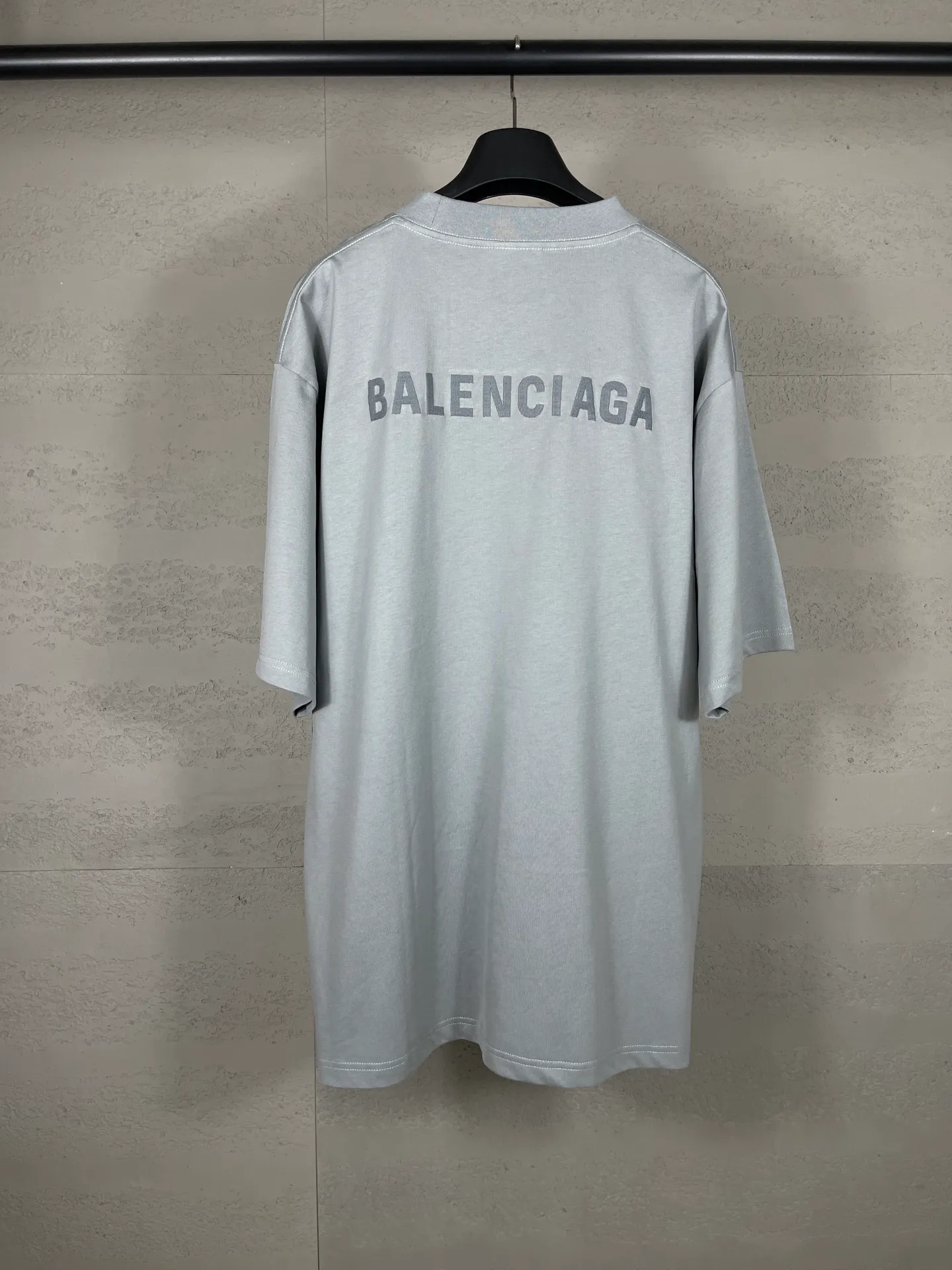 🅿️166 real photos [Top version. Official website quality] BALENCI*GA/Paris #Classic style. Classic letter embroidered short-sleeved T-shirt on the front and back #2023 spring and summer brick cabinet synchronization.                       The fabric is made of Paris ZP custom-woven and dyed cotton double yarn, weighing 260 grams. The cloth surface is clean. The cloth pattern is clear, soft and comfortable. The threads are dyed with no color difference. The classic letters are embroidered with an imported embroidery machine. The letters are clear and the effect is three-dimensional, restoring the brick cabinet. The version adopts the OS loose shoulder style. Same style for men and women. Coding: BL223006 Color: smoke gray, purple, light green, peacock blue, black, rice coffee, gray green Size: XS S M L