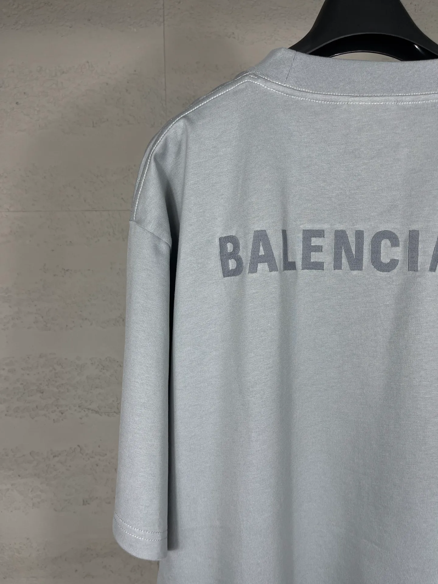 🅿️166 real photos [Top version. Official website quality] BALENCI*GA/Paris #Classic style. Classic letter embroidered short-sleeved T-shirt on the front and back #2023 spring and summer brick cabinet synchronization.                       The fabric is made of Paris ZP custom-woven and dyed cotton double yarn, weighing 260 grams. The cloth surface is clean. The cloth pattern is clear, soft and comfortable. The threads are dyed with no color difference. The classic letters are embroidered with an imported embroidery machine. The letters are clear and the effect is three-dimensional, restoring the brick cabinet. The version adopts the OS loose shoulder style. Same style for men and women. Coding: BL223006 Color: smoke gray, purple, light green, peacock blue, black, rice coffee, gray green Size: XS S M L