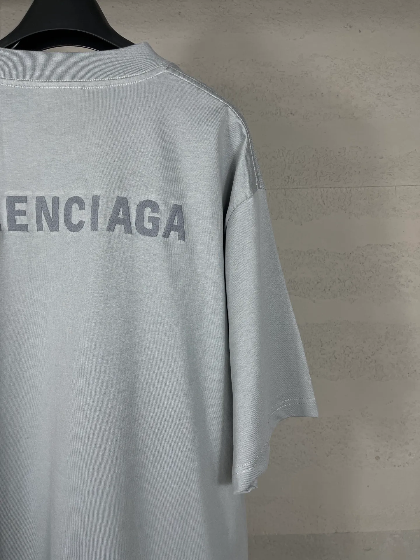 🅿️166 real photos [Top version. Official website quality] BALENCI*GA/Paris #Classic style. Classic letter embroidered short-sleeved T-shirt on the front and back #2023 spring and summer brick cabinet synchronization.                       The fabric is made of Paris ZP custom-woven and dyed cotton double yarn, weighing 260 grams. The cloth surface is clean. The cloth pattern is clear, soft and comfortable. The threads are dyed with no color difference. The classic letters are embroidered with an imported embroidery machine. The letters are clear and the effect is three-dimensional, restoring the brick cabinet. The version adopts the OS loose shoulder style. Same style for men and women. Coding: BL223006 Color: smoke gray, purple, light green, peacock blue, black, rice coffee, gray green Size: XS S M L