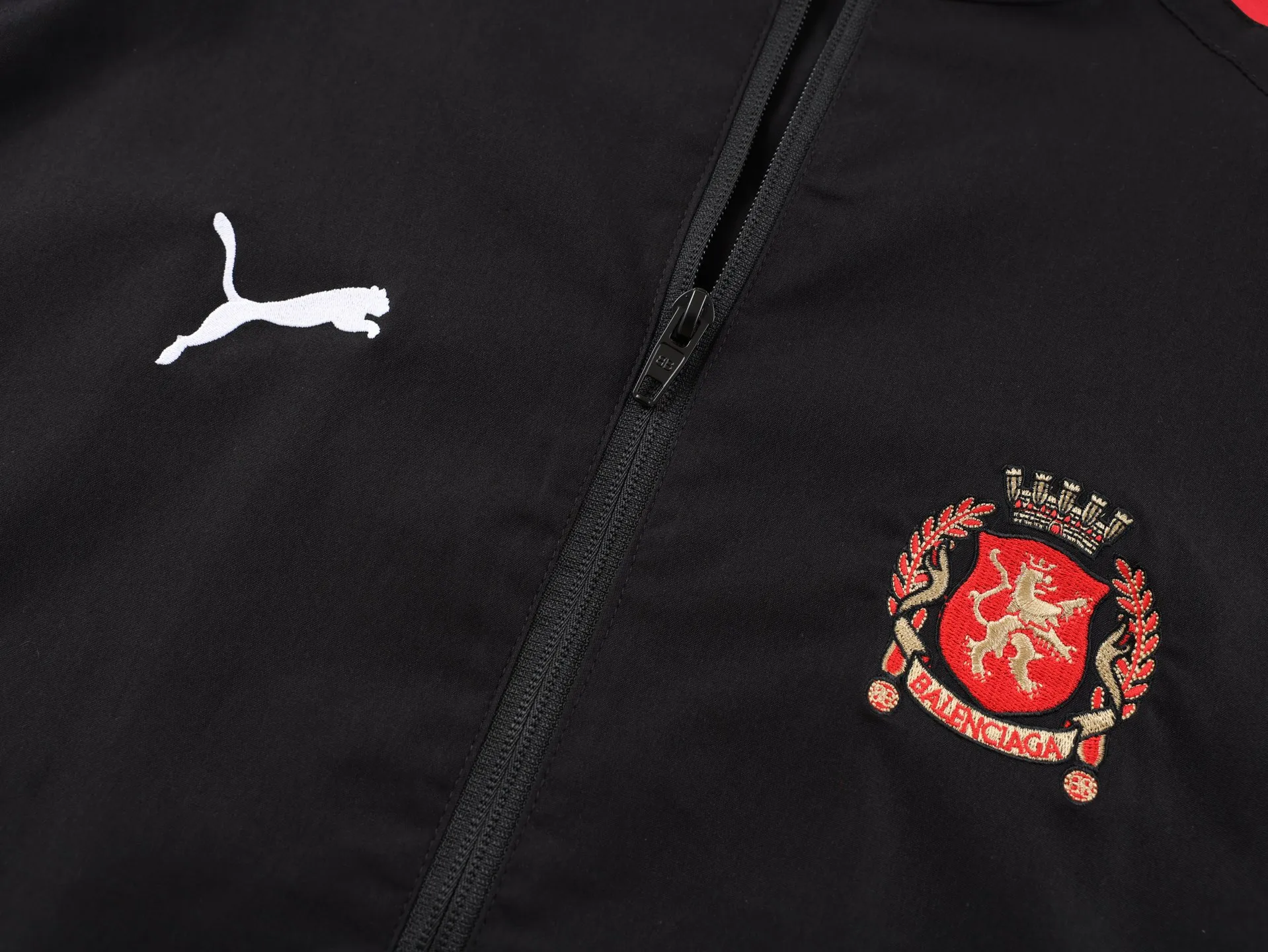 🅿️560 [Exclusive supply] BLCG x Puma 25FW Manchester United spliced ​​jacket. The fabric is made of high-quality 200D nylon cotton fabric. The inner mesh is more breathable and comfortable. It is different from the ready-made fabrics on the market. It is three times the price of ordinary fabrics on the market. The embroidery is made of imported Behringer, with precision operation of 10,000-needle density, hardware accessories, and zipper pullers. Customized mold opening. Size:XS/S/M/L