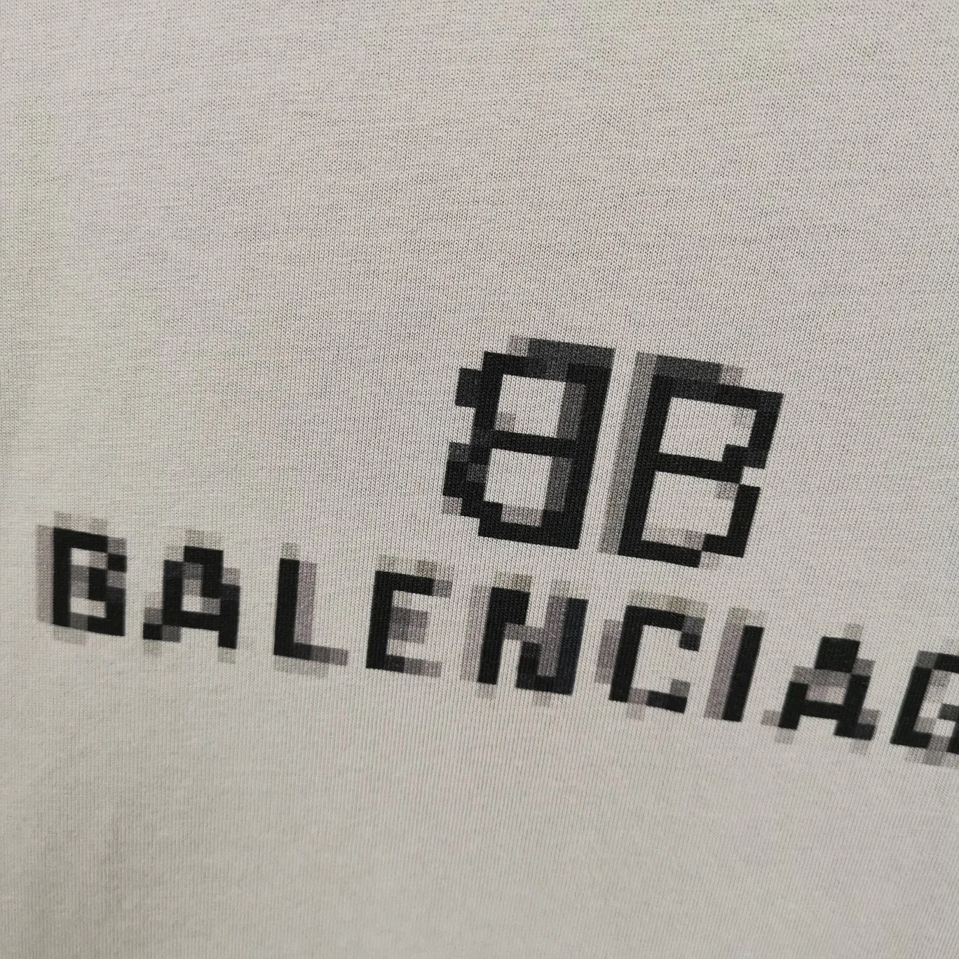 Supplementary details - the top tested version of BALENCIAGA 22S early spring new fashion hole phantom mosaic loose short-sleeved T-shirt with blurred letters for men and women. Customized original version of 260g 32-count double-ply fabric. The fabric density is extremely high. The chest is printed with digital direct injection, which has a dizzy effect of fuzzy mathematical patterns. It restores the hazy gradient phantom printing of the English "Balenciaga" on the chest without any difference. The intercalated gray is a yarn-dyed fabric, and the yarn is dyed first and then woven. Feel free to compare.  The fabric necklines are all artificially drilled and distressed by hand. There are laser holes on the chest and back to ensure that the fabric will not wrinkle or deform when holes are made.  Size: XS-L P: 260
