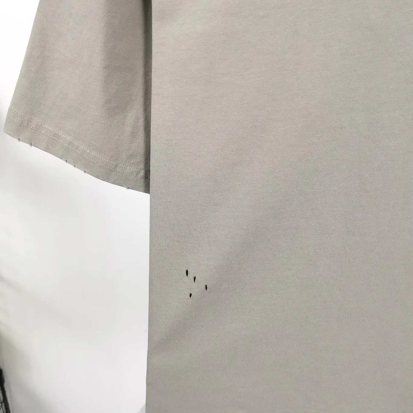 Supplementary details - the top tested version of BALENCIAGA 22S early spring new fashion hole phantom mosaic loose short-sleeved T-shirt with blurred letters for men and women. Customized original version of 260g 32-count double-ply fabric. The fabric density is extremely high. The chest is printed with digital direct injection, which has a dizzy effect of fuzzy mathematical patterns. It restores the hazy gradient phantom printing of the English "Balenciaga" on the chest without any difference. The intercalated gray is a yarn-dyed fabric, and the yarn is dyed first and then woven. Feel free to compare.  The fabric necklines are all artificially drilled and distressed by hand. There are laser holes on the chest and back to ensure that the fabric will not wrinkle or deform when holes are made.  Size: XS-L P: 260