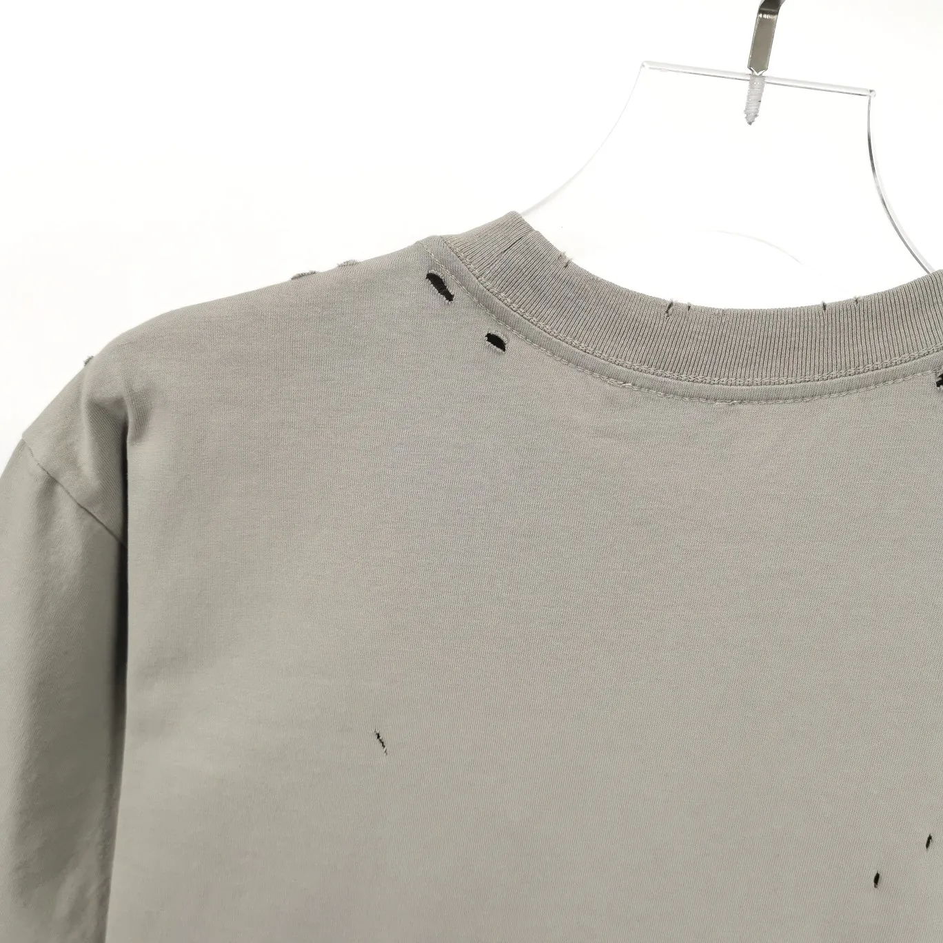 Supplementary details - the top tested version of BALENCIAGA 22S early spring new fashion hole phantom mosaic loose short-sleeved T-shirt with blurred letters for men and women. Customized original version of 260g 32-count double-ply fabric. The fabric density is extremely high. The chest is printed with digital direct injection, which has a dizzy effect of fuzzy mathematical patterns. It restores the hazy gradient phantom printing of the English "Balenciaga" on the chest without any difference. The intercalated gray is a yarn-dyed fabric, and the yarn is dyed first and then woven. Feel free to compare.  The fabric necklines are all artificially drilled and distressed by hand. There are laser holes on the chest and back to ensure that the fabric will not wrinkle or deform when holes are made.  Size: XS-L P: 260