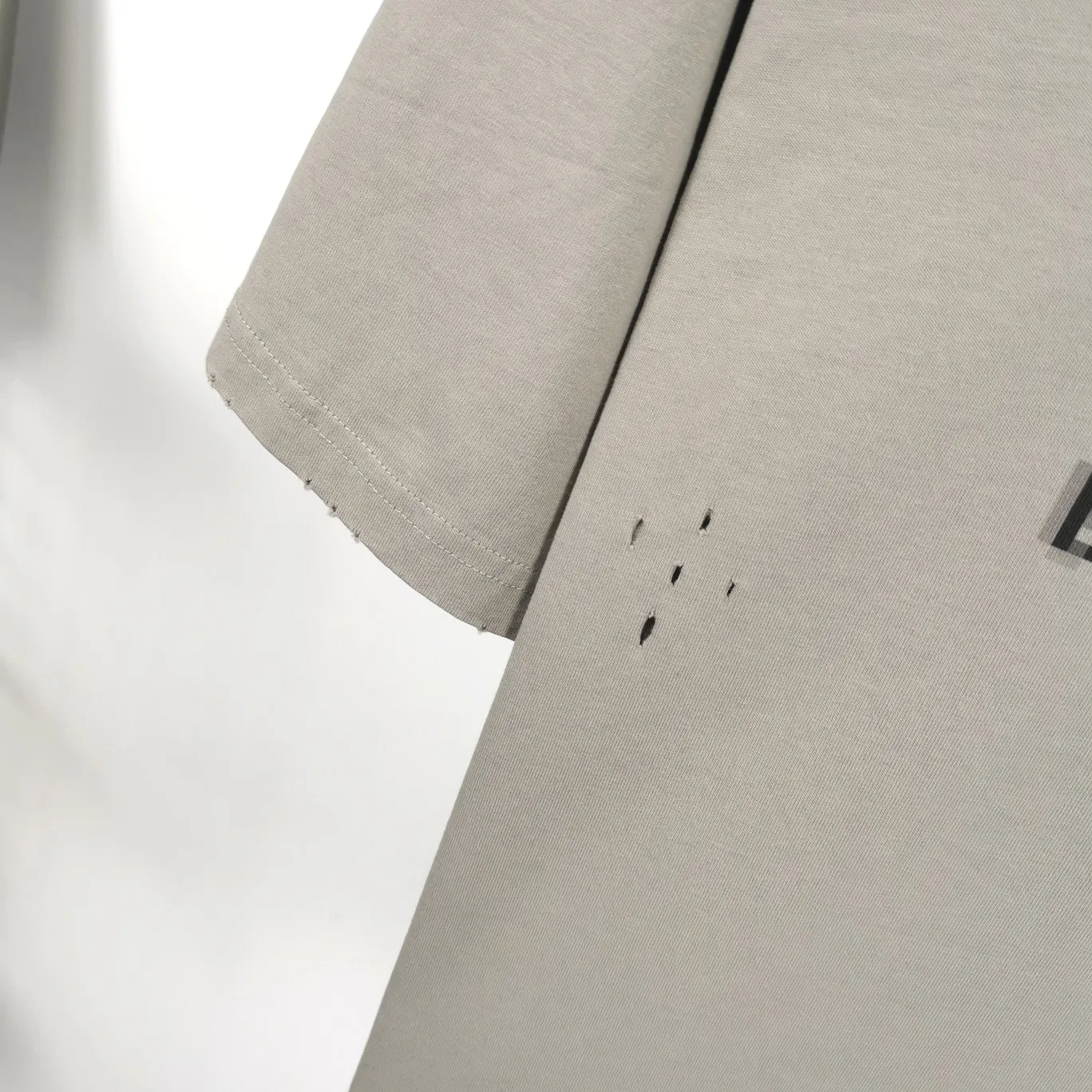Supplementary details - the top tested version of BALENCIAGA 22S early spring new fashion hole phantom mosaic loose short-sleeved T-shirt with blurred letters for men and women. Customized original version of 260g 32-count double-ply fabric. The fabric density is extremely high. The chest is printed with digital direct injection, which has a dizzy effect of fuzzy mathematical patterns. It restores the hazy gradient phantom printing of the English "Balenciaga" on the chest without any difference. The intercalated gray is a yarn-dyed fabric, and the yarn is dyed first and then woven. Feel free to compare.  The fabric necklines are all artificially drilled and distressed by hand. There are laser holes on the chest and back to ensure that the fabric will not wrinkle or deform when holes are made.  Size: XS-L P: 260