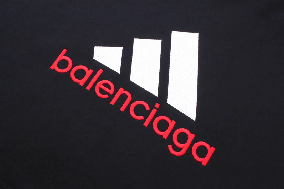 🅿️330 Detailed picture [Top version. Official website quality] BALENCI*GA/Paris co-branded Adidas classic LOGO combination on the front, embroidered hooded sweatshirt. The fabric is made of Paris ZP custom-woven and dyed cotton double yarn. Weighing 450 grams, the cloth surface is clean. The cloth pattern is clear, soft and comfortable. The color fastness is good. It is not easy to change color. The threads are dyed with no color difference. The classic letter LOGO embroidery is embroidered using imported Tajima embroidery machine. The lines are clear and the effect is three-dimensional. Restored brick cabinets. The version adopts OS loose shoulder design. Same style for men and women. Code: BL238096 Color: Black Size: XS S M L