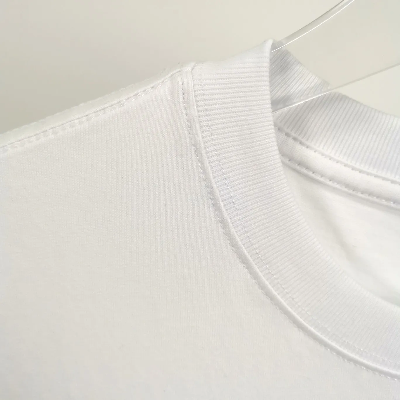 Top tested version BALENCIAGA basic embroidery logo pure cotton loose-fitting trendy brand short-sleeve for men and women. Fabric: 32S 280g super heavy fabric, ready-to-wear washable, soft and comfortable to the touch. Printing: Using Japanese Tajima embroidery technology, the embroidery is accurate, the printing is meticulous and full, and there is no thread skipping. Accessories: Customized full set of BLCG accessories Color: Fluorescent green black gray dark khaki white Size: XS-L P:240