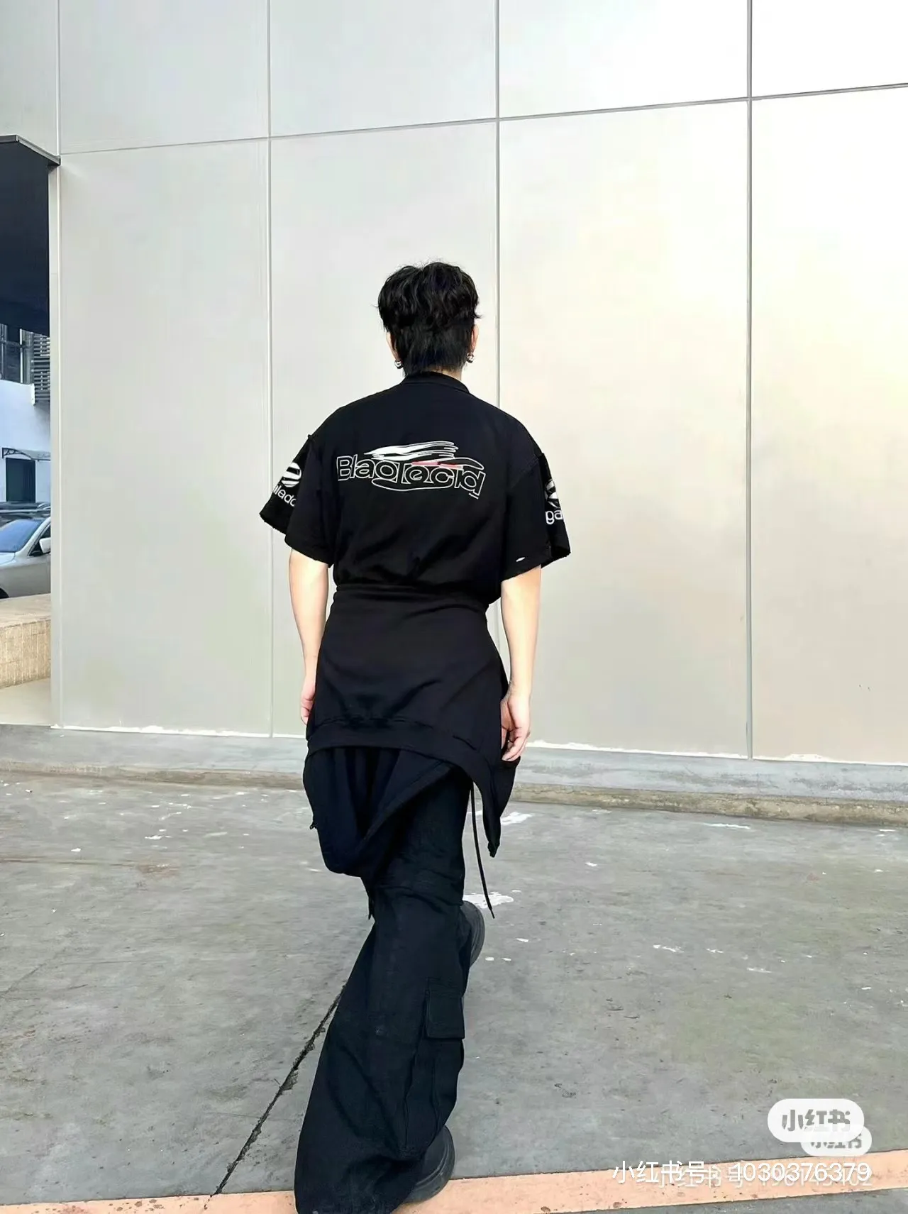 🎀Hot model pictures🎀【Latest new】Top tested version BALENCIAGA/Balenciaga 2024 SS AIGENERATED series new reverse stitched short-sleeved T-shirt ✅No.1 quality in the market Real ceiling quality ✅All original development drawings pay attention to details to avoid mixed use of stolen pictures by merchants ✅Correct 260g custom-woven and dyed double yarn pure cotton fabric, custom-dyed threads without color difference ✅Correct imported material printing, dot direct injection process, letters are clear and three-dimensional Firm and does not fall off ✅ Original reverse stitching, worn and washed, black and gray cuff printing is different, overweight craftsmanship, the same as the original version, different market currency. Here is an explanation why mine is a little more expensive than others, 1. It seems to be a simple printing or embroidery, but it is not simple at all. 10000% imported machine restoration is not just a lip service. Welcome to compare with peers. 2. Each model is produced by the company, and the details of the workmanship and fabrics are consistent with the original ones. There is no color difference with the counter. Replica is not terrible. Whoever fakes it will be embarrassed. It’s not shameful to make a replica, it’s shameful if you can’t buy the correct version if you make a replica. 3. Note that the threaded collars are all original collars of certain countries and regions, with high wrapping. The width of the neckline and cabinets are accurate to the millimeter. Thick necklines are not easy to deform. The collars of high-end products are all restored cabinets. They are different from the big collars in the world. Ordinary garbage short-sleeves are printed with a print. The clavicle of the upper body is exposed. Please be patient. Customers who have bought genuine products or have seen genuine products will come back to place orders again. This is quality. This is quality. 4. Different styles of washed wheat main wheat, including imported wheat, have different colors and codes. Really restore the counter. As we all know, Balenciaga has different English or different colors on the collar labels of each quarter. This distinguishes the fast food products with the same common main wheat washed wheat. 5. Pay attention to the workmanship. The stitching at the neckline has no folds, smooth and natural without overlapping lines, and truly restores this. This is something that many people cannot do. 6. The fabric is made of 260g Paris-specific double yarn. No one can make better fabrics than my family. There's really no way to compare it with the ordinary version on the market. Respect it. It's genuine and costs thousands of dollars anyway. Don't go for the quality of street stall products. 7. The workmanship is fully restored and the packaging is fully restored. The cost is huge. 8. I guarantee here that this is the highest quality you can find. Size: XS-S-M-L Color: Black Gray P:270