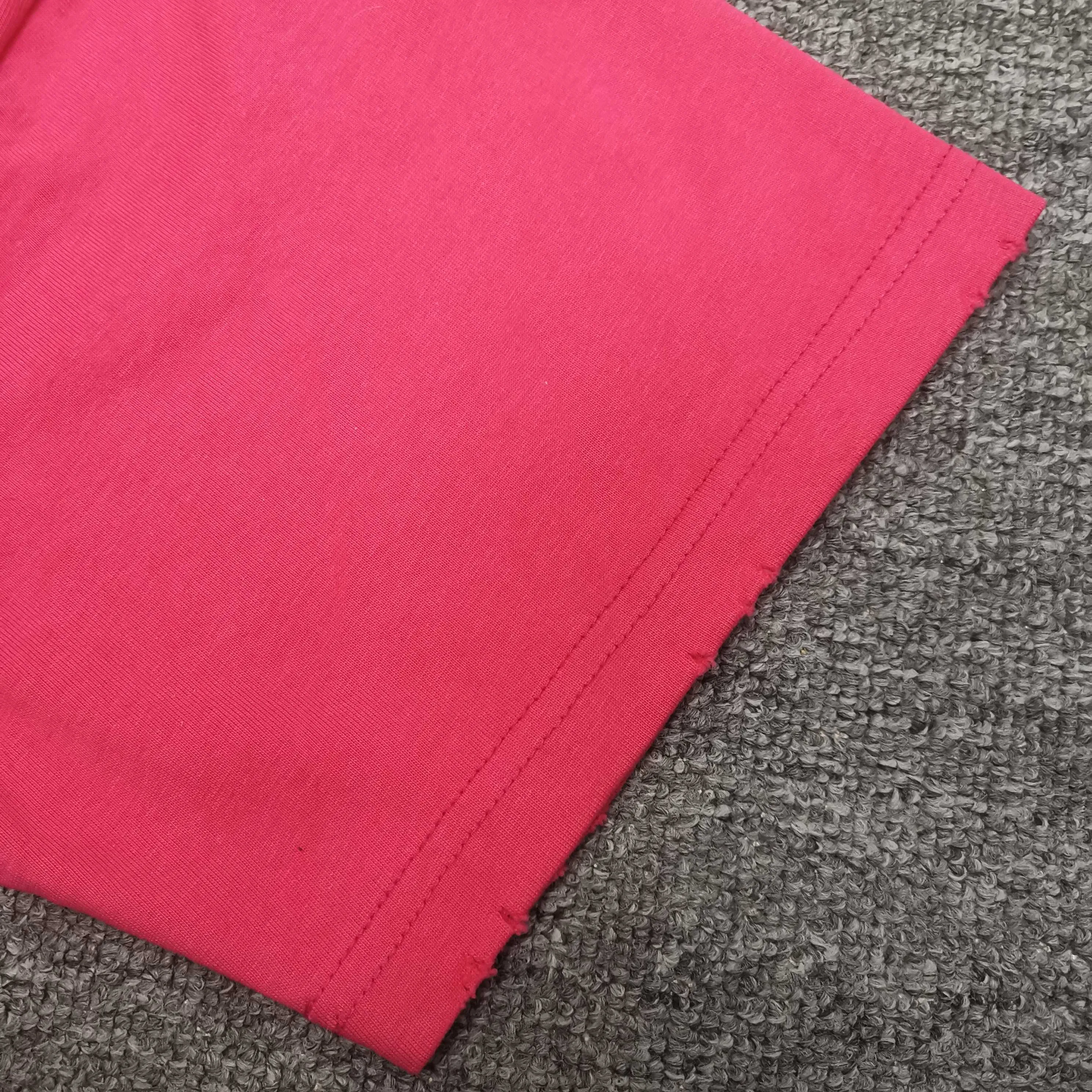 Top tested version ❤️ Balenciaga tape new style rose red front and back letter masking tape short-sleeved T-shirt 280 grams full of texture, clean cloth, soft and comfortable. Solona thread dyeing without color difference. The fabric is made of 16s single yarn combed cotton plain weave. The original is custom-dyed in gray and black, and the front panel is printed using an elliptical machine screen + digital direct inkjet integrated machine. Imported environmentally friendly glue + transparent slurry is used as a base and the digital slurry is scraped twice. The color is printed using digital direct inkjet printing. According to the original refined artwork, the color is deepened at the connection position of the letters. The overall visual effect is like a hand-made decal on textured paper. The back panel is printed with fluorescent ink, and all hand-painted blurred strokes at the connecting positions of the letters make the letters more three-dimensional in the overall visual effect. The ready-made garments are hand-worn and cut out, and softeners are added to sand-wash, stir-fry, make the color old and soft. os dropped shoulders, loose version, same style for men and women. Color: Rose Red Size: XS-L P:280
