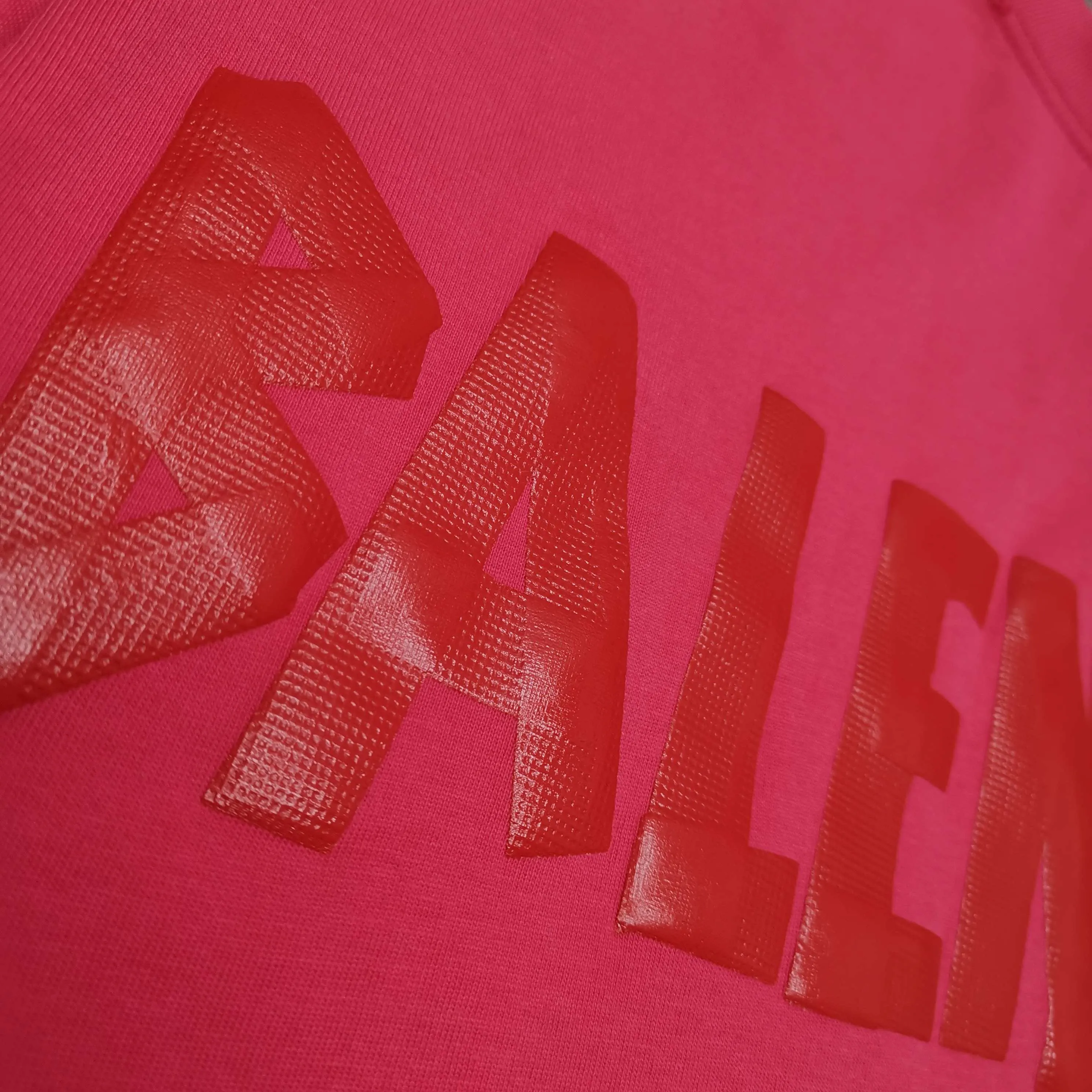 Top tested version ❤️ Balenciaga tape new style rose red front and back letter masking tape short-sleeved T-shirt 280 grams full of texture, clean cloth, soft and comfortable. Solona thread dyeing without color difference. The fabric is made of 16s single yarn combed cotton plain weave. The original is custom-dyed in gray and black, and the front panel is printed using an elliptical machine screen + digital direct inkjet integrated machine. Imported environmentally friendly glue + transparent slurry is used as a base and the digital slurry is scraped twice. The color is printed using digital direct inkjet printing. According to the original refined artwork, the color is deepened at the connection position of the letters. The overall visual effect is like a hand-made decal on textured paper. The back panel is printed with fluorescent ink, and all hand-painted blurred strokes at the connecting positions of the letters make the letters more three-dimensional in the overall visual effect. The ready-made garments are hand-worn and cut out, and softeners are added to sand-wash, stir-fry, make the color old and soft. os dropped shoulders, loose version, same style for men and women. Color: Rose Red Size: XS-L P:280