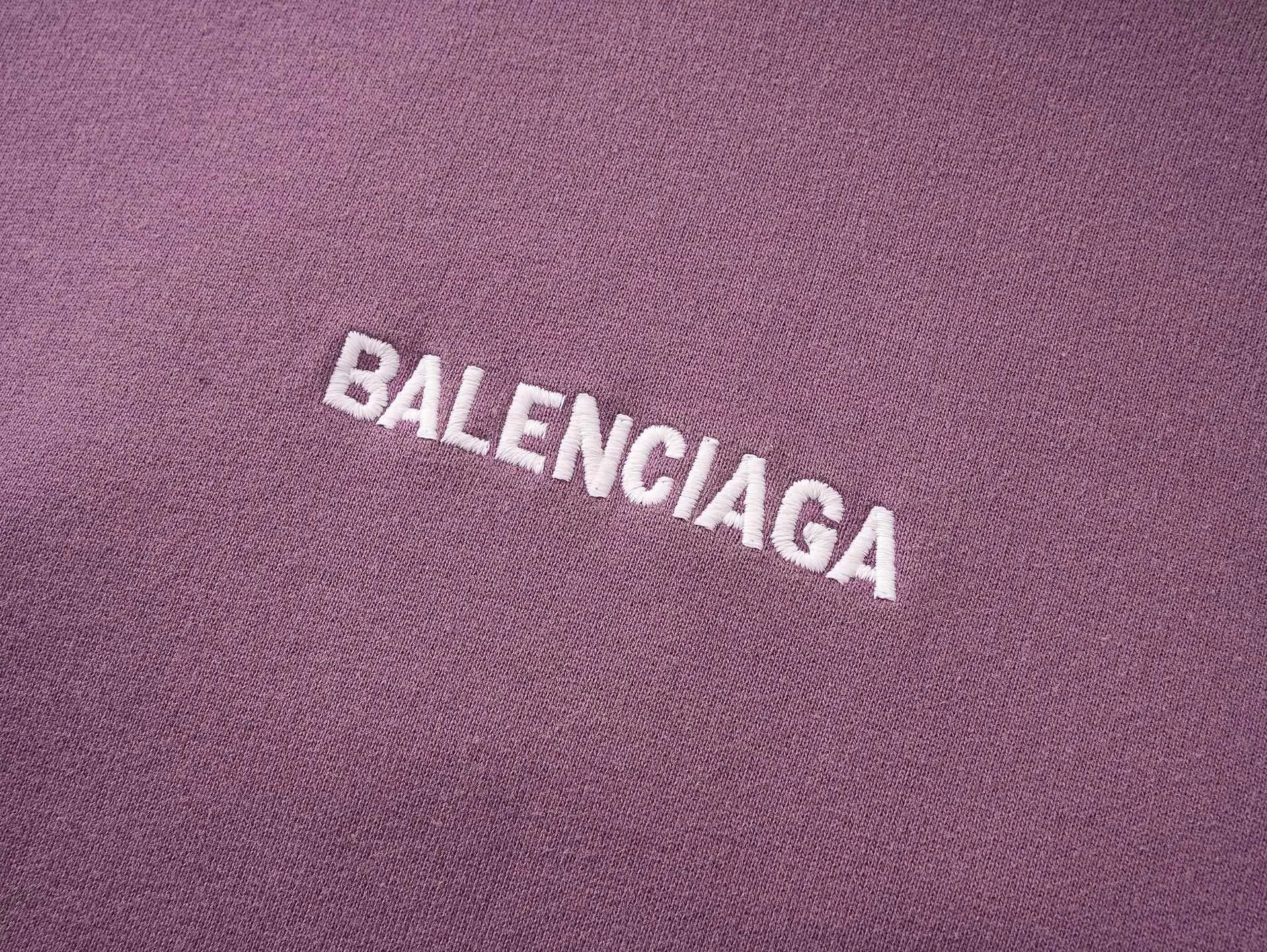 🅿️370 - BALENCI*GA Paris small letter embroidery hooded long-sleeved sweatshirt. The front pattern is imported from Tajima embroidery machine. The ready-made clothes are sprayed with horse wash to make them old. The letters are clear. The effect is three-dimensional. Exclusively pattern-woven and dyed 460g fabric. Threads are dyed in the same vat with zero color difference. Brick cabinet synchronization. Welcome to compare. Same style for men and women -Color: washed purple washed blue -SIZE: Xs S M L Style number 8969#