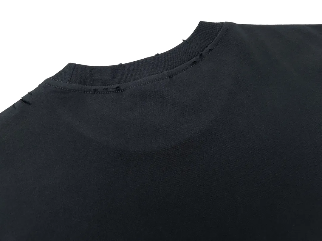 🅿️170 Detailed Picture [Top version. Official website quality] BALENCI*GA/Paris. 2023 latest catwalk style. Ready-to-wear distressed hole-cut short-sleeved T-shirt. Brick cabinet synchronization. The fabric is made of Paris ZP custom-woven and dyed 100% cotton double yarn compact cotton. The weight is 260 grams, the cloth surface is clean. The cloth pattern is clear, soft and comfortable. The threads are dyed with no color difference. The front printing is made of environmentally friendly imported materials and precision printing screens, with clear letters and three-dimensional effect. Restored brick cabinet. Ready-made clothes are worn and worn, cut by many hands, different market currency, welcome to compare, the version adopts OS loose shoulder version. Same style for men and women Coding: BL223088 Color: Black Size: XS-L
