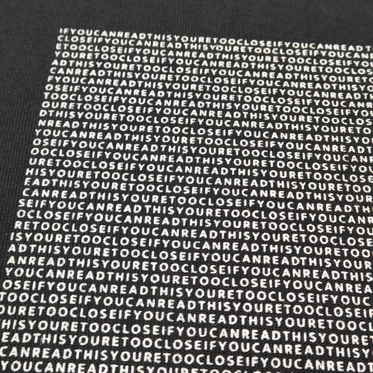 [New] Top version - BALENCIAGA - 24 new reverse wear three-dimensional thick plate rubber letter printed short-sleeved T-shirts. The original development of custom-woven fabrics is washed and processed. The high-gram weight 280-gram fabric is full of texture. The cloth surface is clean, soft and comfortable. Solona thread fixed dyeing has no color difference. The latest version of the computer printing system is used for scanning processing. The computer scans and develops the printing film. All the details of the dots and letter spacing are greatly restored. It is made of screen printing composite and is specially blended with the same color glue material according to the original color. Penetrating water-based flat screen printing is used. The pigments penetrate into the fibers of the fabric. The viscosity of the color paste should be adjusted appropriately to facilitate uniform sizing of the fabric and smooth patterns. The front and back sides are made through special cutting and sewing techniques to turn the inside out of the clothing to form a unique visual effect. The inside-out design can highlight the layering of the clothing and make the overall shape richer and three-dimensional. Double chain stitching on the back shoulders. Customized new collar label. The original straight-cut contour version is highly recognizable. Color: Black Size: XS-L P:270