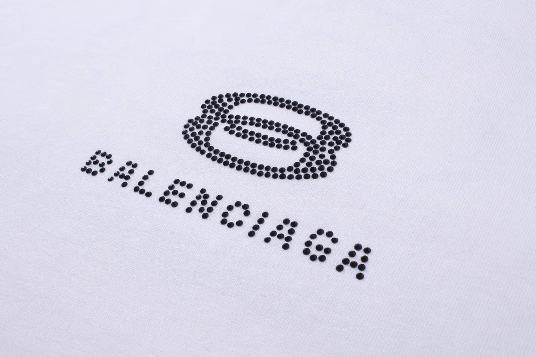 🅿️174 Detailed picture [Top version. Official website quality] BALENCI*GA/Paris BALENCI*GA# New style, classic LOGO hot-drilled short-sleeved T-shirt on the front and back. Brick cabinet synchronization. The fabric is made of Paris ZP custom-woven and dyed 100% cotton double yarn compact cotton. The weight is 260 grams. The cloth surface is clean. The cloth pattern is clear. Soft and comfortable. The color fastness is good. It is not easy to change color. The threads are woven and dyed with no color difference. The back hot drill uses imported drill, which has good gloss and is not easy to fall off. Jubie market makes goods based on pictures. Comparisons welcome. Restore the brick cabinet. The version adopts the OS loose shoulder version. Same style for men and women. Code: BL223355 Color: Black. White Size: XS to L