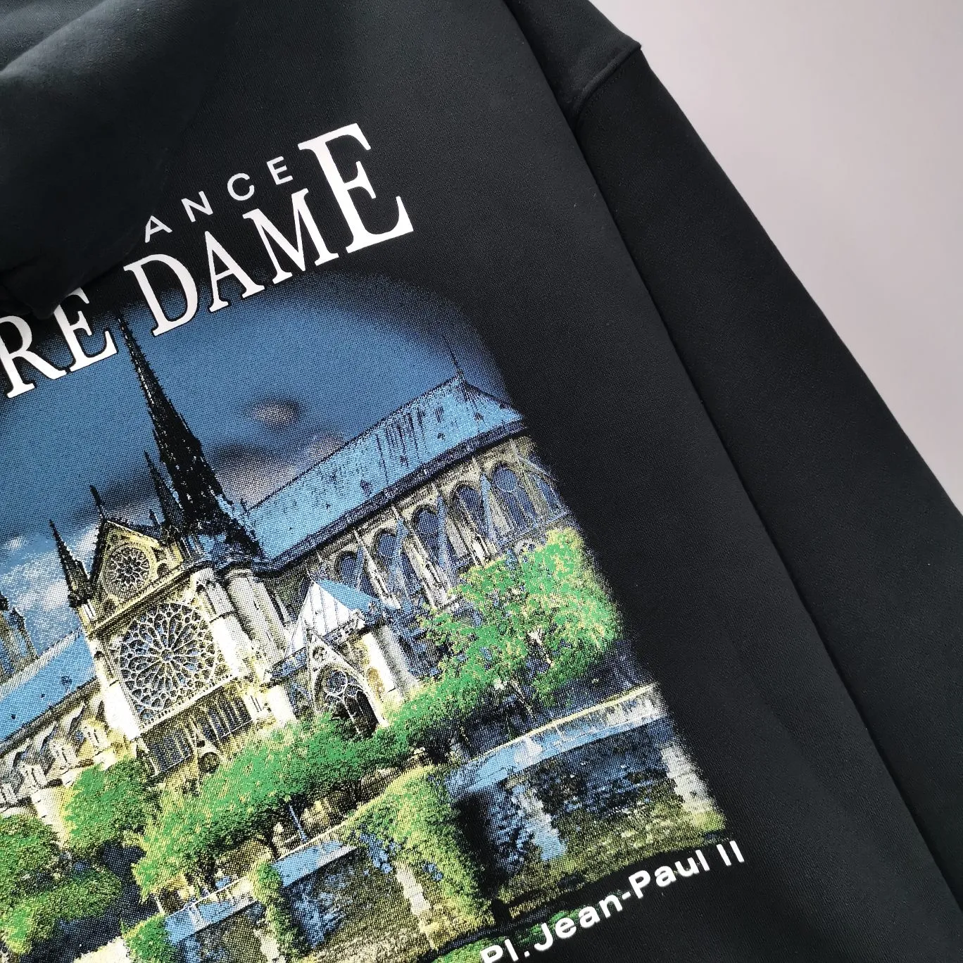 Additional details on the back - the top-notch proven version of BALENCIAGA Balenciaga Sacred Heart Cathedral Garden Notre Dame Castle loose cotton men and women couples the same autumn and winter pure cotton hoodie hooded sweatshirt top quality, each piece has been garment washed. The printing process adopts Kornit Digital 7-color direct printing, which restores the picture quality in high definition. People, trees and buildings are clearly visible and layered. Letter printing details are processed without tooth edges! The cost of front and back printing is enough to buy a box of good cigarettes. Details are as shown in the picture, all products are visually photographed without any modification! The fabric is made of 480g combed cotton terry fabric, which is heavy-weight and has a full drape. The most important thing is that while ensuring the weight, it can also effectively exert its breathable and breathable effect! Exclusive quality shipment Original fabric Self-adhesive coding Counter tag Size: XS-L Color: Black White P: 480