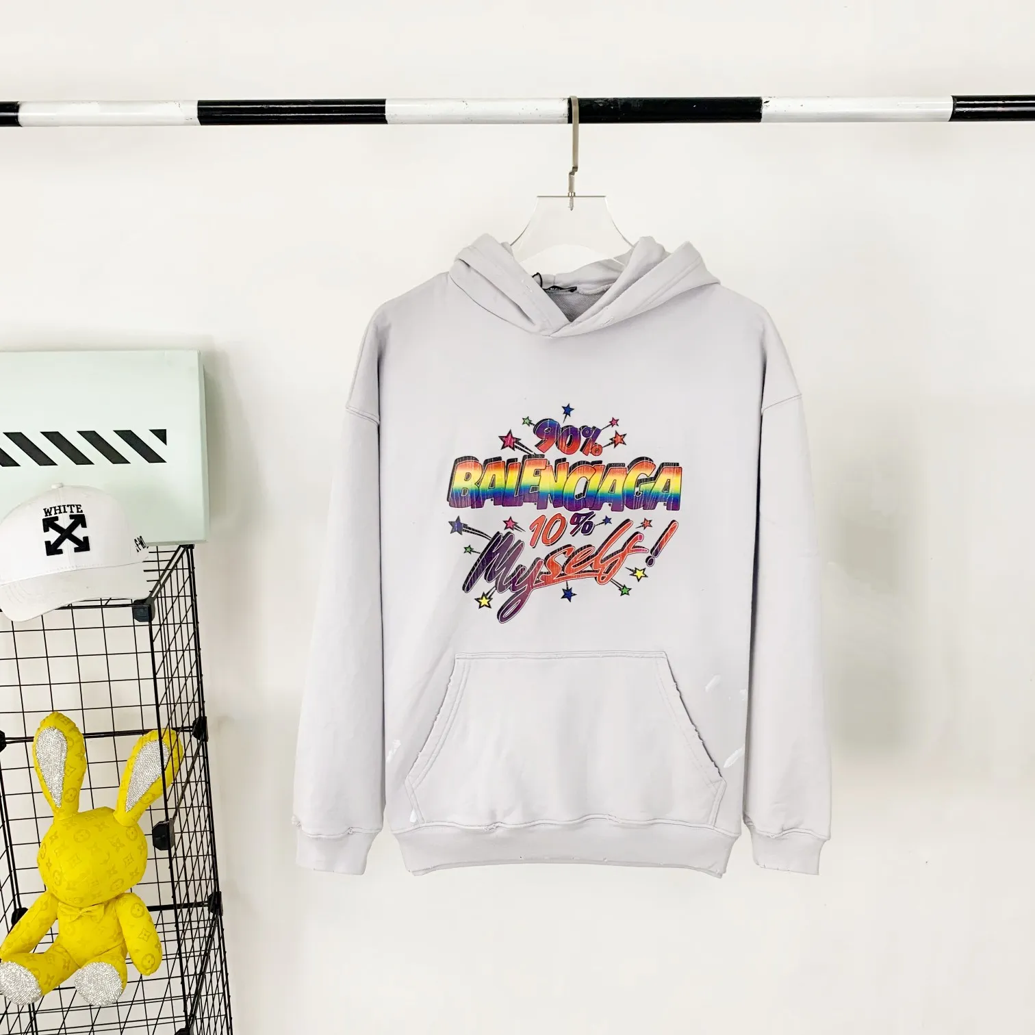 Spring and Autumn top proven version BALENCIAGA 90% 10% colorful burst pattern printed hooded sweatshirt for male and female couples stars. The front panel is printed with rubber bursting effect. Imported transparent slurry is used to scrape the bottom to make the printing cracks feel even. You don’t have to worry about it falling off, as long as it’s not violently machine washed (it’s no problem at all to wash and dry it). The hem is artificially embellished with hand-painted prints, creating a French messy graffiti style! All holes on the body are manually worn and positioned. The holes are even and won't affect the overall structure of the clothes, and they won't get bigger with washing! The fabric is made of 480g cotton terry fabric, brand new, washed, and labeled. zp consistent synchronization. Size: XS-L Color: Silver P:440