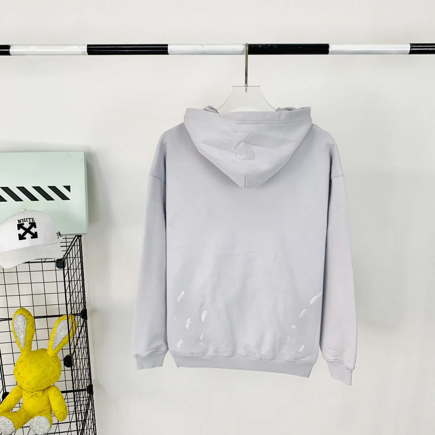 Spring and Autumn top proven version BALENCIAGA 90% 10% colorful burst pattern printed hooded sweatshirt for male and female couples stars. The front panel is printed with rubber bursting effect. Imported transparent slurry is used to scrape the bottom to make the printing cracks feel even. You don’t have to worry about it falling off, as long as it’s not violently machine washed (it’s no problem at all to wash and dry it). The hem is artificially embellished with hand-painted prints, creating a French messy graffiti style! All holes on the body are manually worn and positioned. The holes are even and won't affect the overall structure of the clothes, and they won't get bigger with washing! The fabric is made of 480g cotton terry fabric, brand new, washed, and labeled. zp consistent synchronization. Size: XS-L Color: Silver P:440