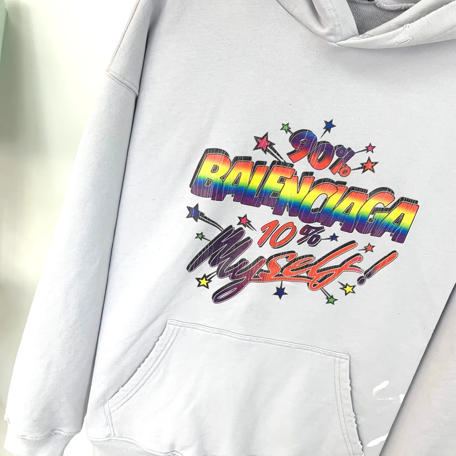 Spring and Autumn top proven version BALENCIAGA 90% 10% colorful burst pattern printed hooded sweatshirt for male and female couples stars. The front panel is printed with rubber bursting effect. Imported transparent slurry is used to scrape the bottom to make the printing cracks feel even. You don’t have to worry about it falling off, as long as it’s not violently machine washed (it’s no problem at all to wash and dry it). The hem is artificially embellished with hand-painted prints, creating a French messy graffiti style! All holes on the body are manually worn and positioned. The holes are even and won't affect the overall structure of the clothes, and they won't get bigger with washing! The fabric is made of 480g cotton terry fabric, brand new, washed, and labeled. zp consistent synchronization. Size: XS-L Color: Silver P:440