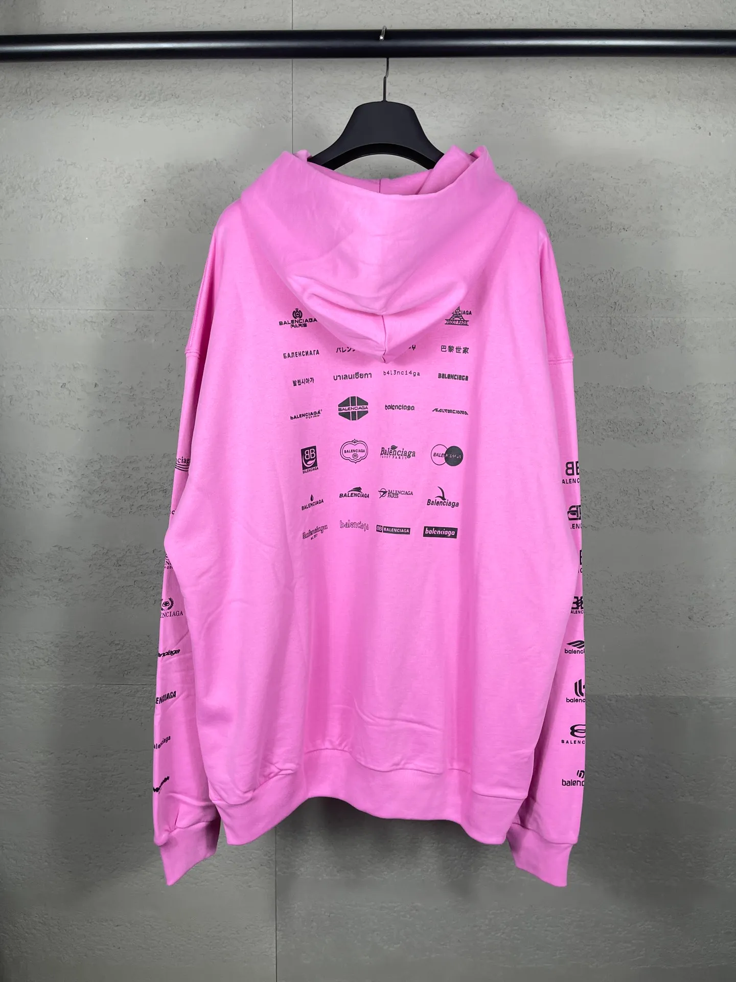 🅿️300 real photos [Top version. Official website quality] BALENCI*GA/Paris BALENCI*GA# 2023 spring and summer new style, printed with classic LOGO collection long-sleeved sweatshirt. 2023 autumn and winter new product. Brick cabinet synchronization. The fabric is made of Paris ZP custom-woven and dyed cotton double yarn sweatshirt. The weight is 450 grams, the cloth surface is clean. The cloth texture is clear. Soft and comfortable. Good color fastness. Not easy to change color. The threads are woven and dyed with no color difference. The printing uses imported environmentally friendly rubber paddles, precision stencils, fine LOGO letters, clear letters, no burrs, and a three-dimensional effect. Restore brick cabinet. The version adopts OS loose shoulder style. Same style for men and women. Code: BL238002 Color: black, beige, pink, smoke gray. Size: XS S M L
