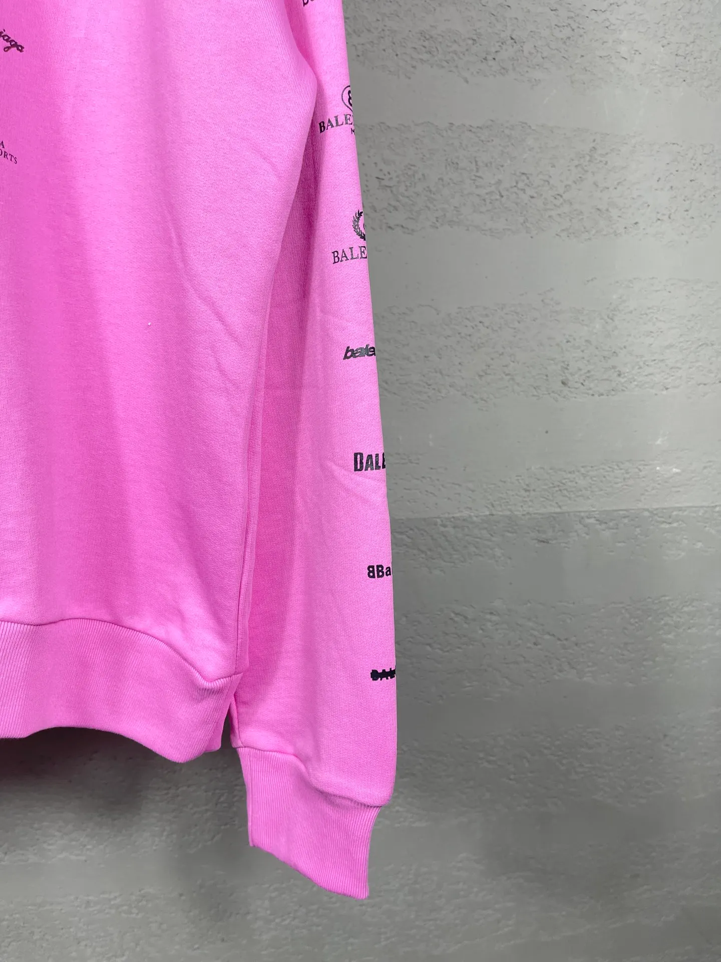 🅿️300 real photos [Top version. Official website quality] BALENCI*GA/Paris BALENCI*GA# 2023 spring and summer new style, printed with classic LOGO collection long-sleeved sweatshirt. 2023 autumn and winter new product. Brick cabinet synchronization. The fabric is made of Paris ZP custom-woven and dyed cotton double yarn sweatshirt. The weight is 450 grams, the cloth surface is clean. The cloth texture is clear. Soft and comfortable. Good color fastness. Not easy to change color. The threads are woven and dyed with no color difference. The printing uses imported environmentally friendly rubber paddles, precision stencils, fine LOGO letters, clear letters, no burrs, and a three-dimensional effect. Restore brick cabinet. The version adopts OS loose shoulder style. Same style for men and women. Code: BL238002 Color: black, beige, pink, smoke gray. Size: XS S M L