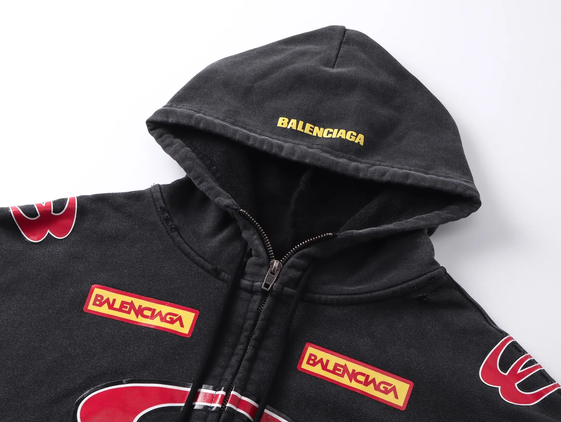 🅿️420 Detailed picture [Top version. Official website quality] BALENCI*GA/Paris. 25ss latest model. Paris double-ring LOGO combination racing suit series multi-digit printing, washed multi-digit worn zipper cardigan hooded sweatshirt. The brick cabinets are synchronized. The fabric is made of Paris ZP custom-woven and dyed cotton sweatshirt. Weighing 460 grams, the cloth surface is clean. The cloth pattern is clear, soft and comfortable, and the threads are dyed with no color difference. The classic LOGO pattern is printed with environmentally friendly imported materials, with clear letters and a strong three-dimensional feel. Restored brick cabinet. The garments were washed and aged, and polished by many hands. Produced by ultra-heavy craftsmanship, the market currency is very different, welcome to compare. The version adopts OS loose shoulder design. The same style for men and women. Code: BL259927 Color: Washed Black Size: XS S M L