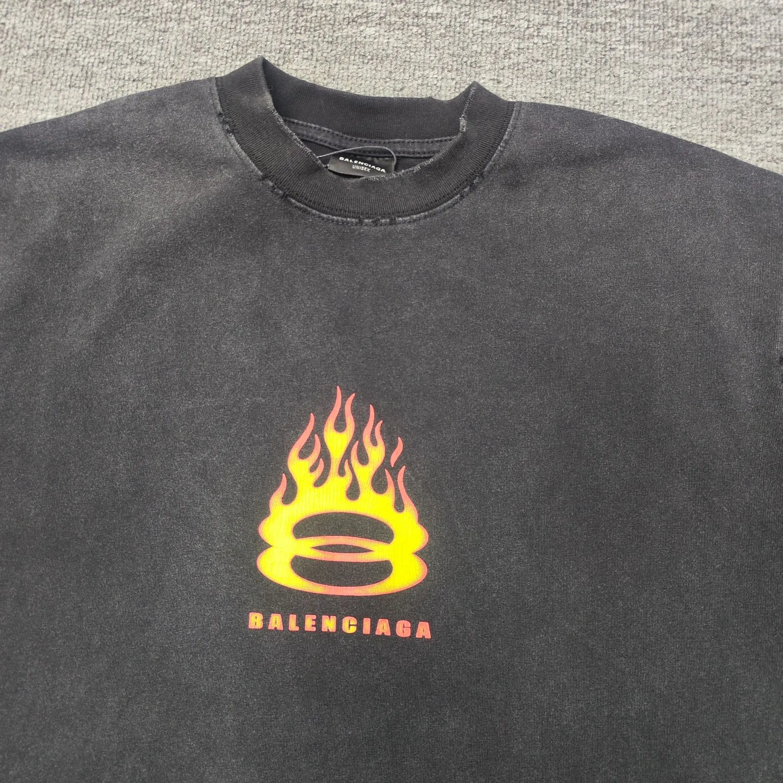Top version BALENCIAGA/Balenciaga 2024 SS latest flame direct-injection printed washed distressed short-sleeved T-shirt ✅No.1 quality in this market Real ceiling quality✅All original development pay attention to detail pictures to avoid stolen pictures merchants mix and distribute ✅Correct 260g custom-woven and dyed double-yarn pure cotton fabric, frayed holes ZP consistent ✅Correct imported material printing Conley machine direct-injection process No touch, clear three-dimensional, firm and non-shedding✅No color difference in custom-dyed threads, no fading No deformation, overweight craftsmanship, consistent with the original version, different from the market currency. Here is an explanation of why mine is a little more expensive than others, 1. It seems to be a simple printing or embroidery, but it is not simple at all. 10000% imported machine restoration, not just lip service. You are welcome to compare with peers. 2. Each model is produced by the company, and the details of the workmanship and fabrics are consistent with the original ones. There is no color difference between the ones at the counters. Guaranteed no color difference. Re-engraving is not scary. Whoever is fake is embarrassed. It’s not shameful to make a replica, it’s shameful if you can’t buy the correct version if you make a replica. 3. Note that the threaded collars are all original collars of certain countries and regions, with high wrapping. The width of the neckline and cabinets are accurate to the millimeter. Thick necklines are not easy to deform. The collars of high-end products are all restored cabinets. They are different from the big collars in the world. Ordinary garbage short-sleeves are printed with a print. The clavicle of the upper body is exposed. Please be patient. Customers who have bought genuine products or have seen genuine products will come back to place orders again. This is quality. This is quality. 4. Different styles of washed wheat main wheat, including imported wheat, have different colors and codes. Really restore the counter. As we all know, Balenciaga has different English or different colors on the collar labels of each quarter. This distinguishes the fast food products with the same common main wheat washed wheat. 5. Pay attention to the workmanship. The stitching at the neckline has no folds, smooth and natural without overlapping lines, and truly restores this. This is something that many people cannot do. 6. The fabric is made of 260g Paris-specific double yarn. No one can make better fabrics than my family. There's really no way to compare it with the ordinary version on the market. Respect it. It's genuine and costs thousands of dollars. Don't buy street stalls. Quality 7. The workmanship is fully restored. The packaging is fully restored. The cost is huge. 8. I guarantee here that this is the highest quality you can find. Color: Yellow Blue Black Size: XS-S-M-L P:260