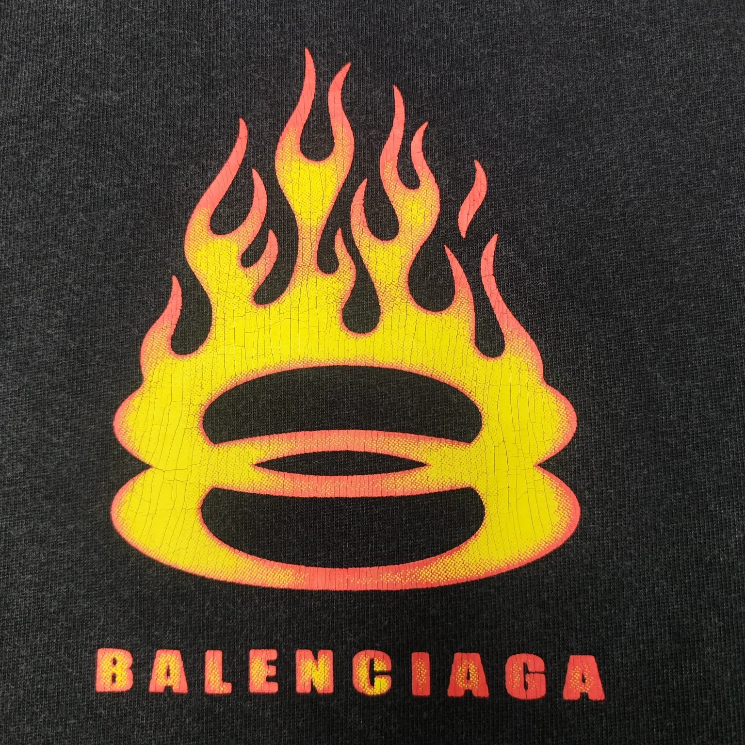 Top version BALENCIAGA/Balenciaga 2024 SS latest flame direct-injection printed washed distressed short-sleeved T-shirt ✅No.1 quality in this market Real ceiling quality✅All original development pay attention to detail pictures to avoid stolen pictures merchants mix and distribute ✅Correct 260g custom-woven and dyed double-yarn pure cotton fabric, frayed holes ZP consistent ✅Correct imported material printing Conley machine direct-injection process No touch, clear three-dimensional, firm and non-shedding✅No color difference in custom-dyed threads, no fading No deformation, overweight craftsmanship, consistent with the original version, different from the market currency. Here is an explanation of why mine is a little more expensive than others, 1. It seems to be a simple printing or embroidery, but it is not simple at all. 10000% imported machine restoration, not just lip service. You are welcome to compare with peers. 2. Each model is produced by the company, and the details of the workmanship and fabrics are consistent with the original ones. There is no color difference between the ones at the counters. Guaranteed no color difference. Re-engraving is not scary. Whoever is fake is embarrassed. It’s not shameful to make a replica, it’s shameful if you can’t buy the correct version if you make a replica. 3. Note that the threaded collars are all original collars of certain countries and regions, with high wrapping. The width of the neckline and cabinets are accurate to the millimeter. Thick necklines are not easy to deform. The collars of high-end products are all restored cabinets. They are different from the big collars in the world. Ordinary garbage short-sleeves are printed with a print. The clavicle of the upper body is exposed. Please be patient. Customers who have bought genuine products or have seen genuine products will come back to place orders again. This is quality. This is quality. 4. Different styles of washed wheat main wheat, including imported wheat, have different colors and codes. Really restore the counter. As we all know, Balenciaga has different English or different colors on the collar labels of each quarter. This distinguishes the fast food products with the same common main wheat washed wheat. 5. Pay attention to the workmanship. The stitching at the neckline has no folds, smooth and natural without overlapping lines, and truly restores this. This is something that many people cannot do. 6. The fabric is made of 260g Paris-specific double yarn. No one can make better fabrics than my family. There's really no way to compare it with the ordinary version on the market. Respect it. It's genuine and costs thousands of dollars. Don't buy street stalls. Quality 7. The workmanship is fully restored. The packaging is fully restored. The cost is huge. 8. I guarantee here that this is the highest quality you can find. Color: Yellow Blue Black Size: XS-S-M-L P:260