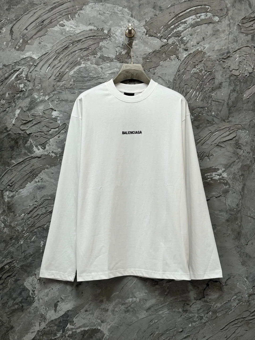 🅿️250 BALENCI*GA Paris classic letter embroidery long-sleeved T-shirt. The classic letters on the front and back are embroidered with imported Tajima embroidery machines. Restored brick cabinets. Exclusively woven and dyed 280g fabric. Threads are dyed in the same vat with zero color difference. The version adopts OS loose shoulder version. Welcome to compare. Same style for men and women -Color: black white smoke gray -SIZE: Xs S M L style number 8646#