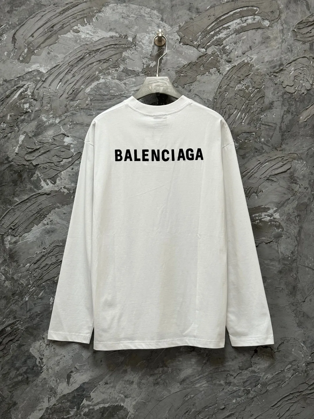 🅿️250 BALENCI*GA Paris classic letter embroidery long-sleeved T-shirt. The classic letters on the front and back are embroidered with imported Tajima embroidery machines. Restored brick cabinets. Exclusively woven and dyed 280g fabric. Threads are dyed in the same vat with zero color difference. The version adopts OS loose shoulder version. Welcome to compare. Same style for men and women -Color: black white smoke gray -SIZE: Xs S M L style number 8646#