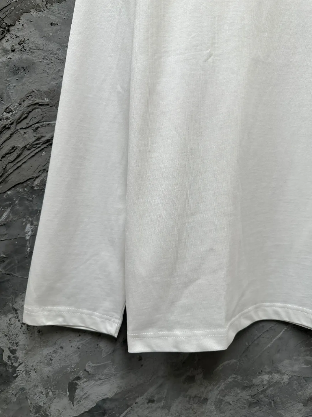 🅿️250 BALENCI*GA Paris classic letter embroidery long-sleeved T-shirt. The classic letters on the front and back are embroidered with imported Tajima embroidery machines. Restored brick cabinets. Exclusively woven and dyed 280g fabric. Threads are dyed in the same vat with zero color difference. The version adopts OS loose shoulder version. Welcome to compare. Same style for men and women -Color: black white smoke gray -SIZE: Xs S M L style number 8646#