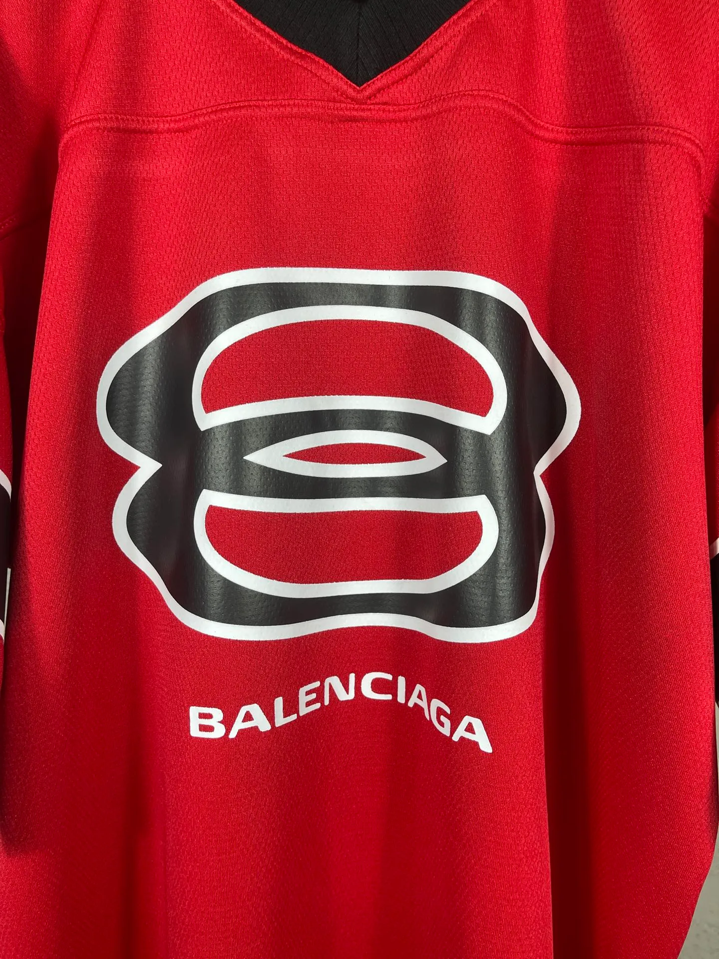 🅿️210 photos [Top version. Official website quality] BALENCI*GA/Paris double ring LOGO printed back No. 25 short-sleeved jersey. The collar adopts computer laser rib top collar, no shoulder seams, and extra-heavy craftsmanship. SS25 latest model. Research and development at the first time, different market currencies. Comparisons welcome. The fabric is made of custom-woven sports fabric that absorbs moisture and is comfortable and dry. Whether you are doing sports or fitness or going out on the street every day, you can easily become the center of attention. Stretch ribbing at neckline. Weighing 220 grams, the cloth surface is clean. The cloth pattern is clear, soft and comfortable. The threads are dyed with no color difference. The printing uses imported environmentally friendly rubber paddles, and the pattern letters are clear, three-dimensional and without burrs. Jubie market produces pictures based on pictures. Welcome to compare. The version adopts OS loose shoulder design. Same style for men and women. Code: BL253735 Color: black, red Size: XS S M L