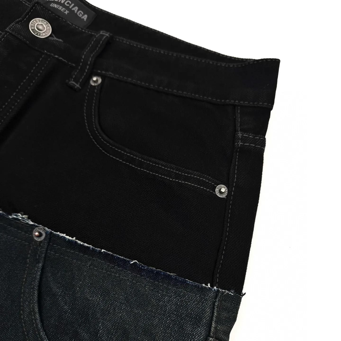 🅿️680 Exclusive supply] BLCG 24FW spliced ​​pocket jeans (black). The original purchase was 16,200 and developed. The fabric is made of custom-made silo denim. It is full of texture and comfortable to the skin. It is centered on the gradient and collision of colors. The waistband is decorated with Paris kraft paper to highlight the brand's imprint. Everywhere exudes trend, creating a walking work of art jeans. The unbridled imagination is vividly displayed. Multi-dimensional fusion splicing technology, color splicing, positioning tailoring splicing, multi-pocket splicing, material dimension splicing, tedious and delicate, each step embodies the hard work and wisdom of the craftsmen. Prioritize the customization of 1:1 original denim material, stir-fry snowballs, stir-fry salt, and prepare a special corresponding solution. Add a certain amount of dye, soak the denim material in it to absorb the solvent, then scrub it and dry it to further fade and oxidize it. The rubbing and wrinkling cat's whisker technology is combined with the gun-drawing cat's whisker technology. Priority is given to hand-rubbing in specific areas to achieve a natural wrinkle effect, and then specific tools are used to draw the texture of the cat's whisker shape to create a full visual effect. The ripped edge hanging technology uses physical wear and friction on the edges to achieve a natural edge effect. Through the combination of high-temperature steam and frosted paper, the fiber hairiness and color difference are removed, giving the jeans a unique hole and abrasion effect. Size:XS/S/M/L