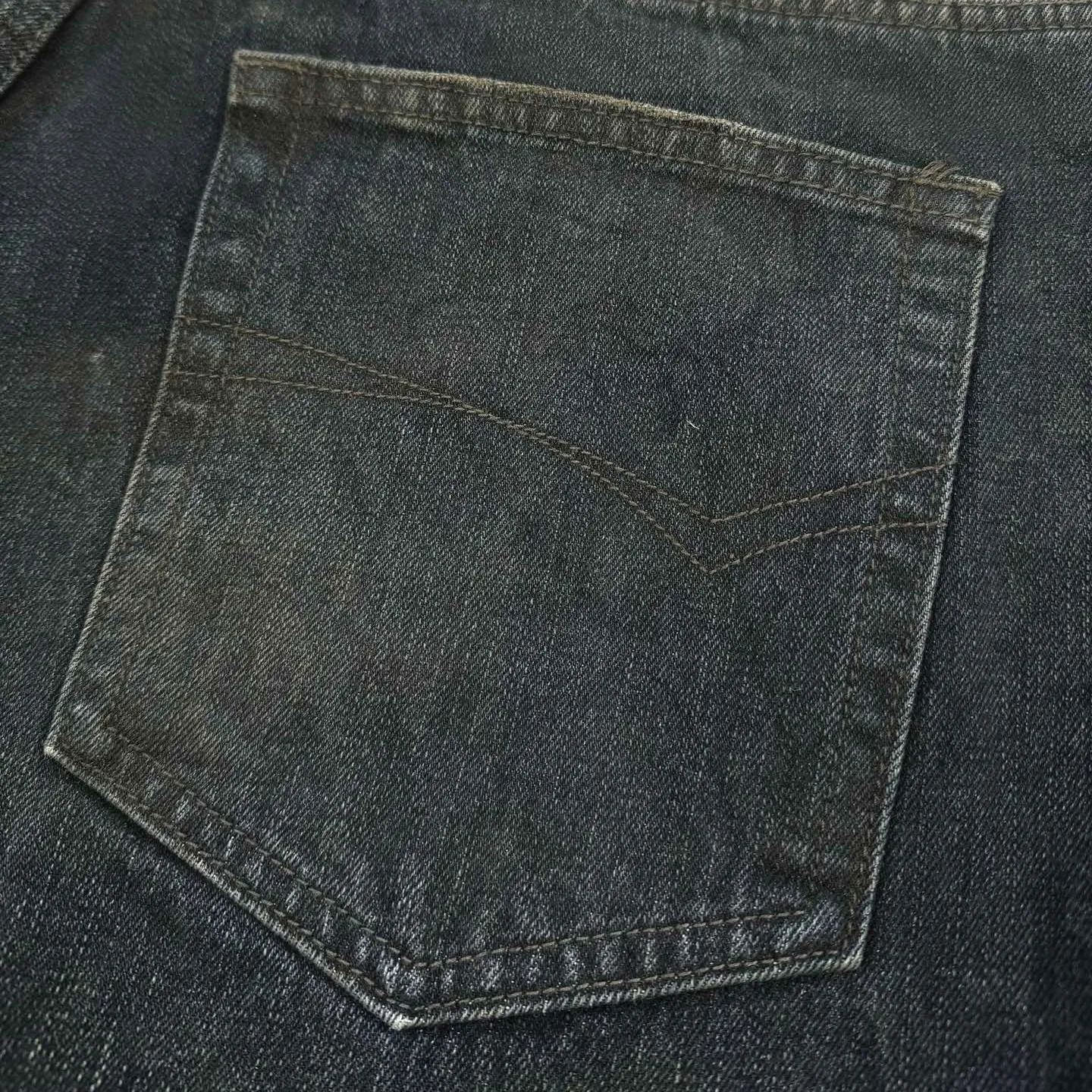 🅿️680 Exclusive supply] BLCG 24FW spliced ​​pocket jeans (black). The original purchase was 16,200 and developed. The fabric is made of custom-made silo denim. It is full of texture and comfortable to the skin. It is centered on the gradient and collision of colors. The waistband is decorated with Paris kraft paper to highlight the brand's imprint. Everywhere exudes trend, creating a walking work of art jeans. The unbridled imagination is vividly displayed. Multi-dimensional fusion splicing technology, color splicing, positioning tailoring splicing, multi-pocket splicing, material dimension splicing, tedious and delicate, each step embodies the hard work and wisdom of the craftsmen. Prioritize the customization of 1:1 original denim material, stir-fry snowballs, stir-fry salt, and prepare a special corresponding solution. Add a certain amount of dye, soak the denim material in it to absorb the solvent, then scrub it and dry it to further fade and oxidize it. The rubbing and wrinkling cat's whisker technology is combined with the gun-drawing cat's whisker technology. Priority is given to hand-rubbing in specific areas to achieve a natural wrinkle effect, and then specific tools are used to draw the texture of the cat's whisker shape to create a full visual effect. The ripped edge hanging technology uses physical wear and friction on the edges to achieve a natural edge effect. Through the combination of high-temperature steam and frosted paper, the fiber hairiness and color difference are removed, giving the jeans a unique hole and abrasion effect. Size:XS/S/M/L