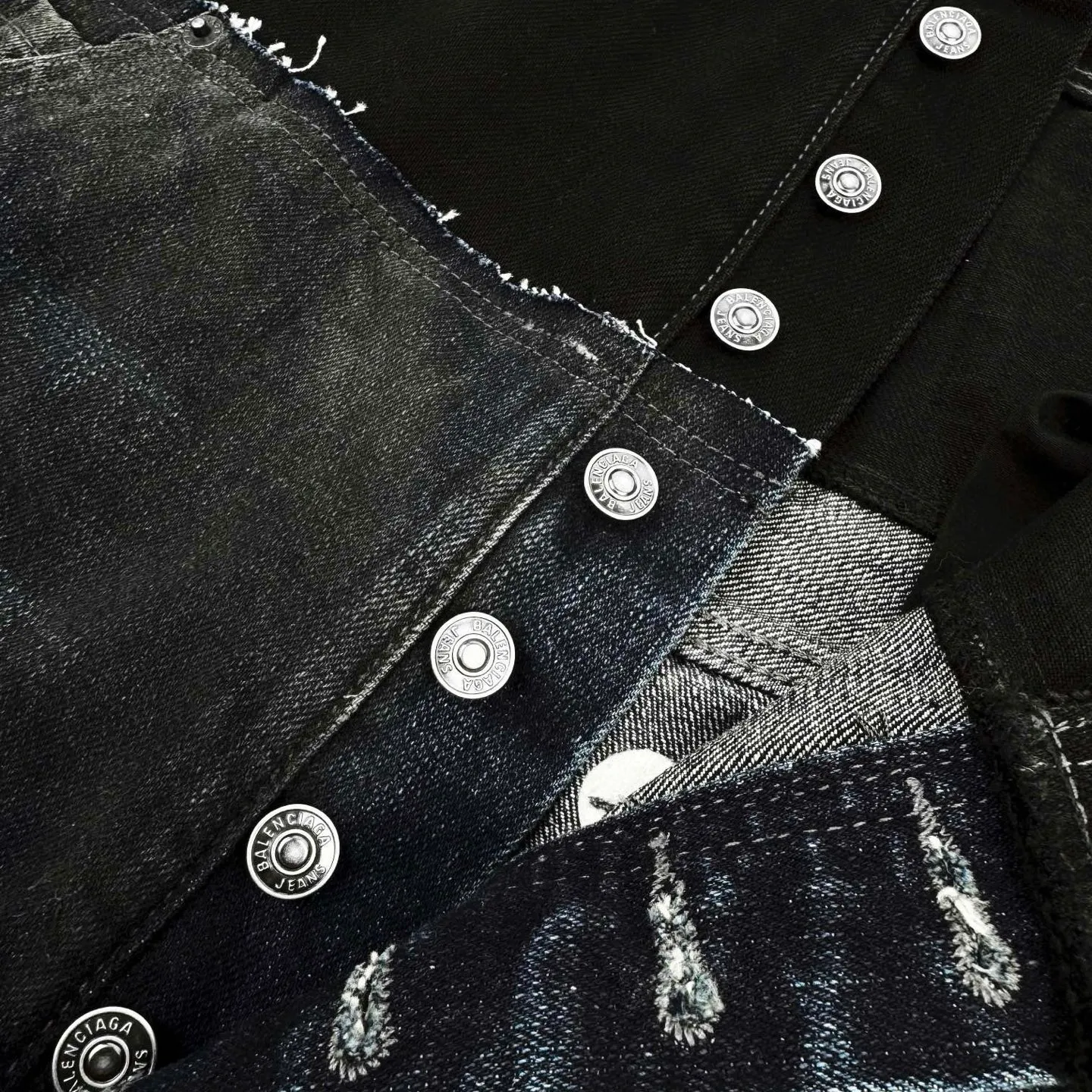 🅿️680 Exclusive supply] BLCG 24FW spliced ​​pocket jeans (black). The original purchase was 16,200 and developed. The fabric is made of custom-made silo denim. It is full of texture and comfortable to the skin. It is centered on the gradient and collision of colors. The waistband is decorated with Paris kraft paper to highlight the brand's imprint. Everywhere exudes trend, creating a walking work of art jeans. The unbridled imagination is vividly displayed. Multi-dimensional fusion splicing technology, color splicing, positioning tailoring splicing, multi-pocket splicing, material dimension splicing, tedious and delicate, each step embodies the hard work and wisdom of the craftsmen. Prioritize the customization of 1:1 original denim material, stir-fry snowballs, stir-fry salt, and prepare a special corresponding solution. Add a certain amount of dye, soak the denim material in it to absorb the solvent, then scrub it and dry it to further fade and oxidize it. The rubbing and wrinkling cat's whisker technology is combined with the gun-drawing cat's whisker technology. Priority is given to hand-rubbing in specific areas to achieve a natural wrinkle effect, and then specific tools are used to draw the texture of the cat's whisker shape to create a full visual effect. The ripped edge hanging technology uses physical wear and friction on the edges to achieve a natural edge effect. Through the combination of high-temperature steam and frosted paper, the fiber hairiness and color difference are removed, giving the jeans a unique hole and abrasion effect. Size:XS/S/M/L