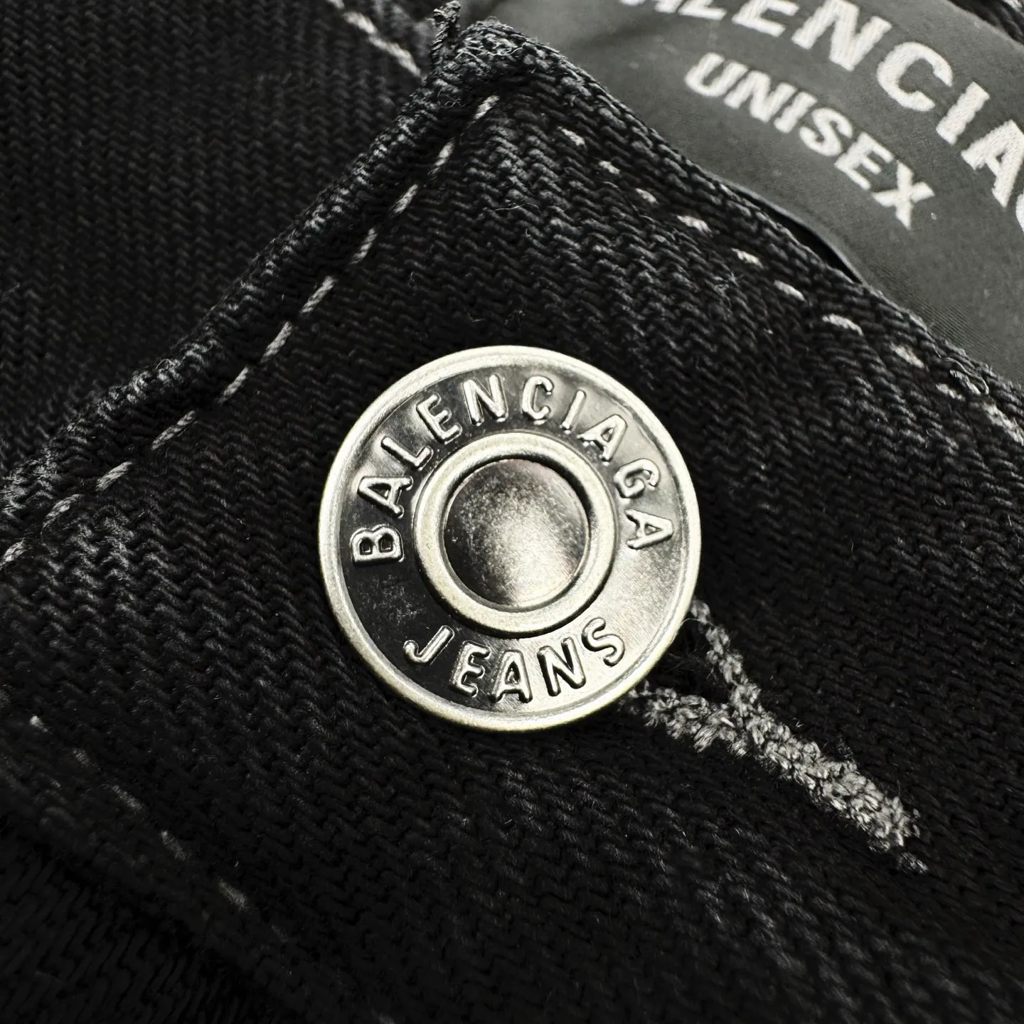 🅿️680 Exclusive supply] BLCG 24FW spliced ​​pocket jeans (black). The original purchase was 16,200 and developed. The fabric is made of custom-made silo denim. It is full of texture and comfortable to the skin. It is centered on the gradient and collision of colors. The waistband is decorated with Paris kraft paper to highlight the brand's imprint. Everywhere exudes trend, creating a walking work of art jeans. The unbridled imagination is vividly displayed. Multi-dimensional fusion splicing technology, color splicing, positioning tailoring splicing, multi-pocket splicing, material dimension splicing, tedious and delicate, each step embodies the hard work and wisdom of the craftsmen. Prioritize the customization of 1:1 original denim material, stir-fry snowballs, stir-fry salt, and prepare a special corresponding solution. Add a certain amount of dye, soak the denim material in it to absorb the solvent, then scrub it and dry it to further fade and oxidize it. The rubbing and wrinkling cat's whisker technology is combined with the gun-drawing cat's whisker technology. Priority is given to hand-rubbing in specific areas to achieve a natural wrinkle effect, and then specific tools are used to draw the texture of the cat's whisker shape to create a full visual effect. The ripped edge hanging technology uses physical wear and friction on the edges to achieve a natural edge effect. Through the combination of high-temperature steam and frosted paper, the fiber hairiness and color difference are removed, giving the jeans a unique hole and abrasion effect. Size:XS/S/M/L