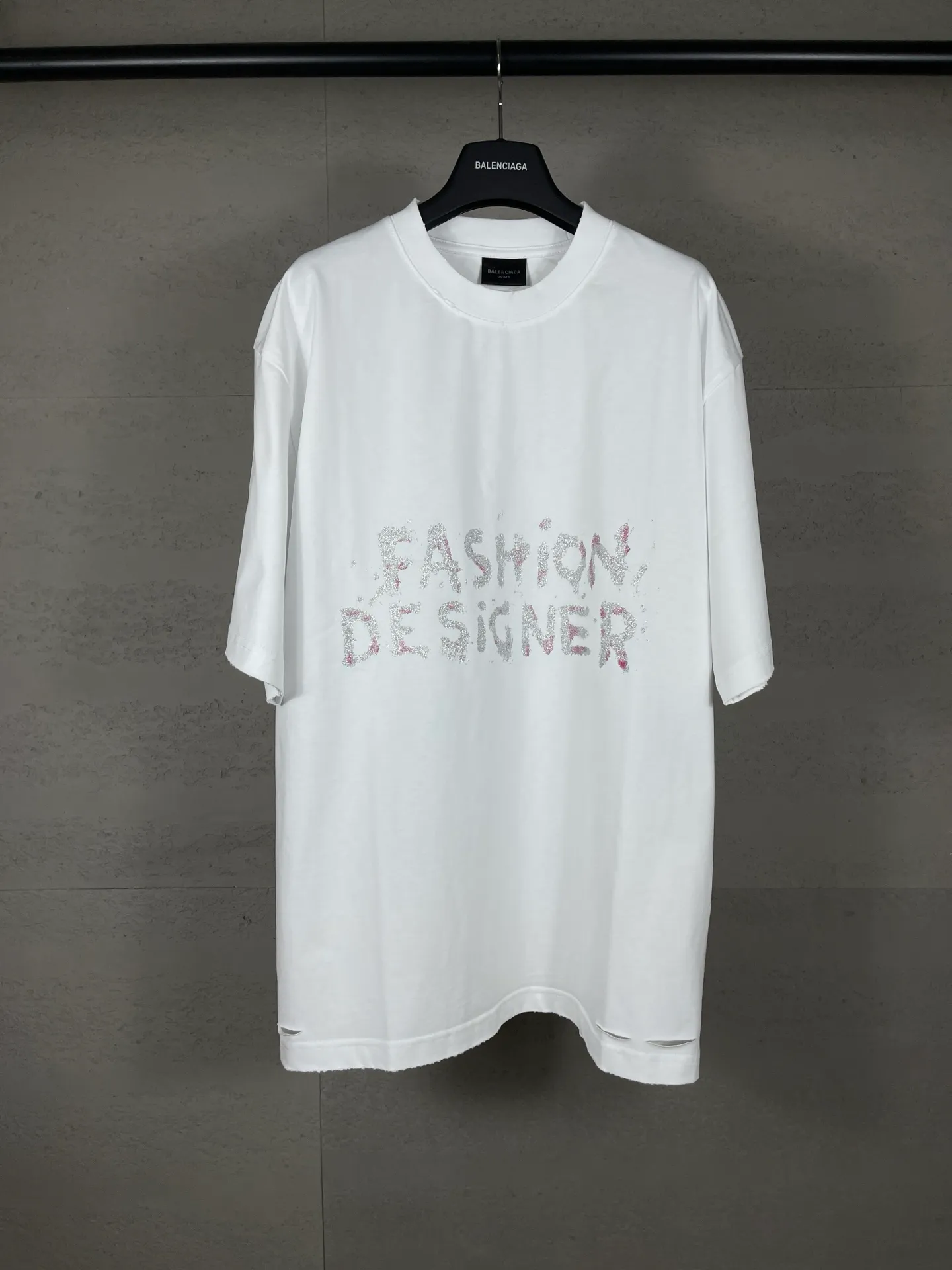 🅿️190 real photos [Top version. Official website quality] BALENCI*GA/25 new model. Paris lettering sequin print frayed distressed short-sleeved T-shirt # SS25 latest style. Research and development at the first time, different market currencies. Comparisons welcome. The fabric is made of Paris ZP custom-woven and dyed cotton double yarn. Weighing 260 grams, the cloth surface is clean. The cloth pattern is clear, soft and comfortable. The threads are dyed with no color difference. Printing adopts computer direct printing. Jubie market currency. Welcome to compare. The version adopts OS loose shoulder design. Same style for men and women. Code: BL253671 Color: black, white Size: XS S M L