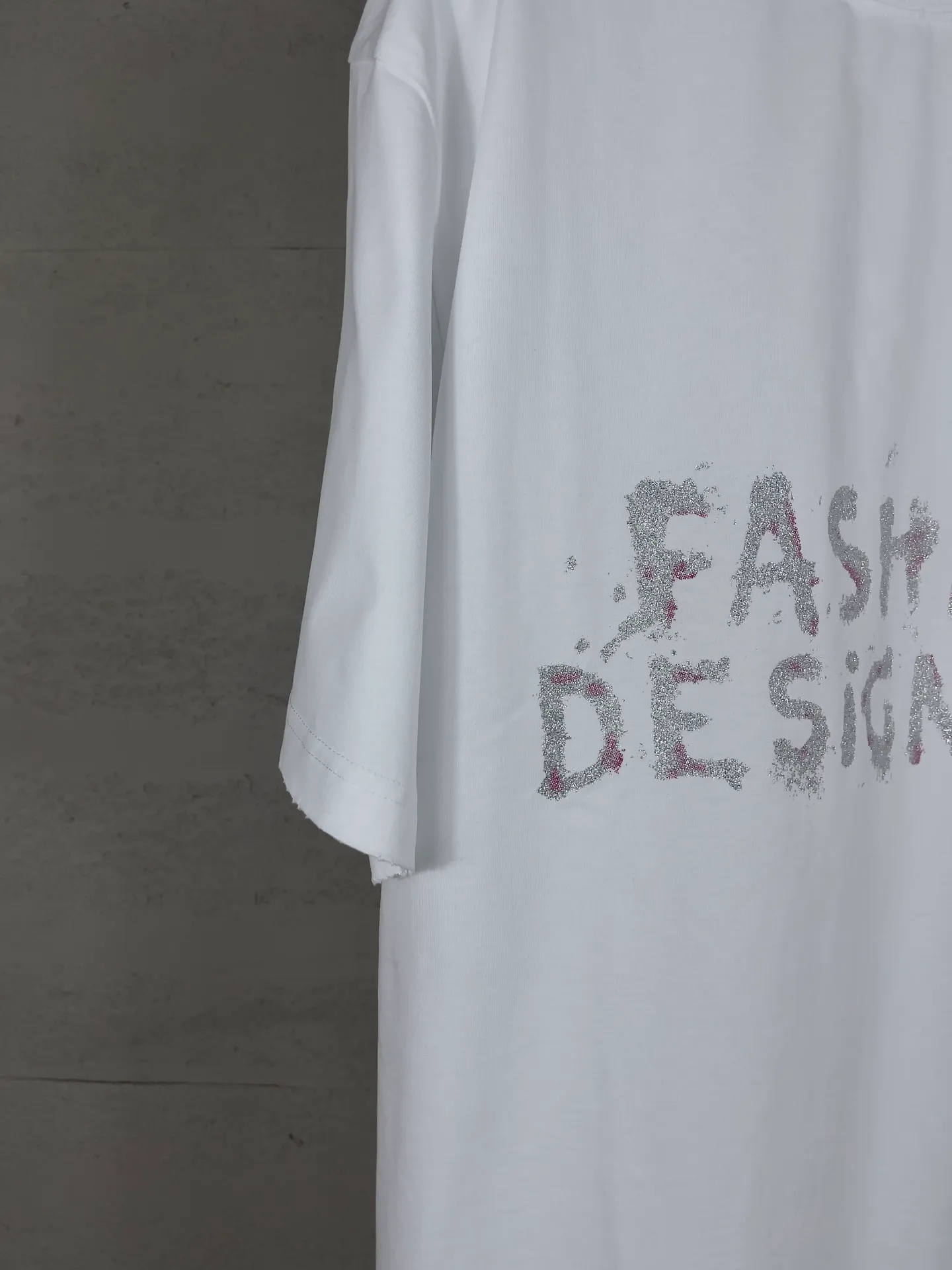 🅿️190 real photos [Top version. Official website quality] BALENCI*GA/25 new model. Paris lettering sequin print frayed distressed short-sleeved T-shirt # SS25 latest style. Research and development at the first time, different market currencies. Comparisons welcome. The fabric is made of Paris ZP custom-woven and dyed cotton double yarn. Weighing 260 grams, the cloth surface is clean. The cloth pattern is clear, soft and comfortable. The threads are dyed with no color difference. Printing adopts computer direct printing. Jubie market currency. Welcome to compare. The version adopts OS loose shoulder design. Same style for men and women. Code: BL253671 Color: black, white Size: XS S M L