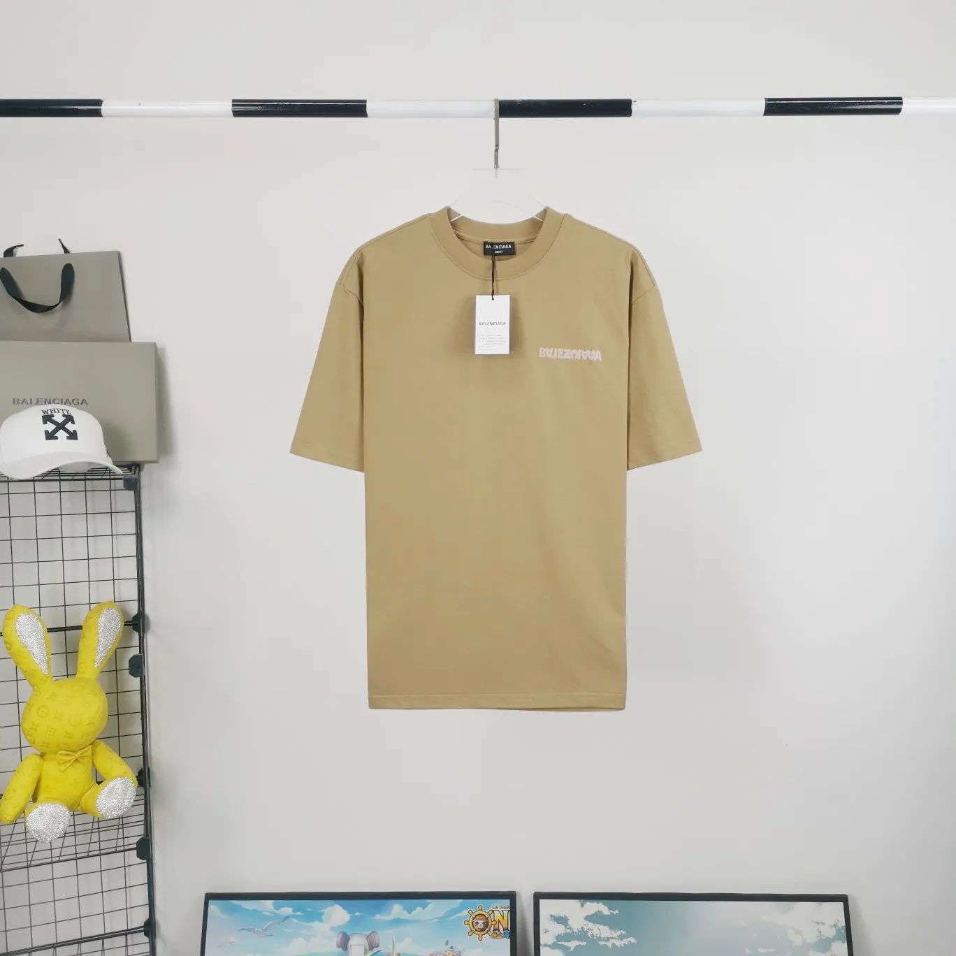 [Launched] Top tested version of Balenciaga/Balenciaga inverted letter embroidery for male and female couples star same style pure cotton short-sleeved T-shirt. Original development, custom-woven fabric, craft washing treatment, full of thickness, texture different from market products, highly restored to the original version, imported Tajima machine embroidery, perfectly close to the original product, very simple logo to indicate identity letter spacing, size consistent with the original version, 22ss version to create a highly restored men's and women's style. Size: XS-L Color: Dark Khaki P:260