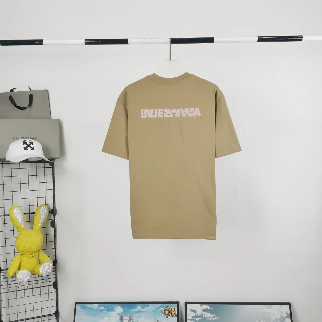 [Launched] Top tested version of Balenciaga/Balenciaga inverted letter embroidery for male and female couples star same style pure cotton short-sleeved T-shirt. Original development, custom-woven fabric, craft washing treatment, full of thickness, texture different from market products, highly restored to the original version, imported Tajima machine embroidery, perfectly close to the original product, very simple logo to indicate identity letter spacing, size consistent with the original version, 22ss version to create a highly restored men's and women's style. Size: XS-L Color: Dark Khaki P:260