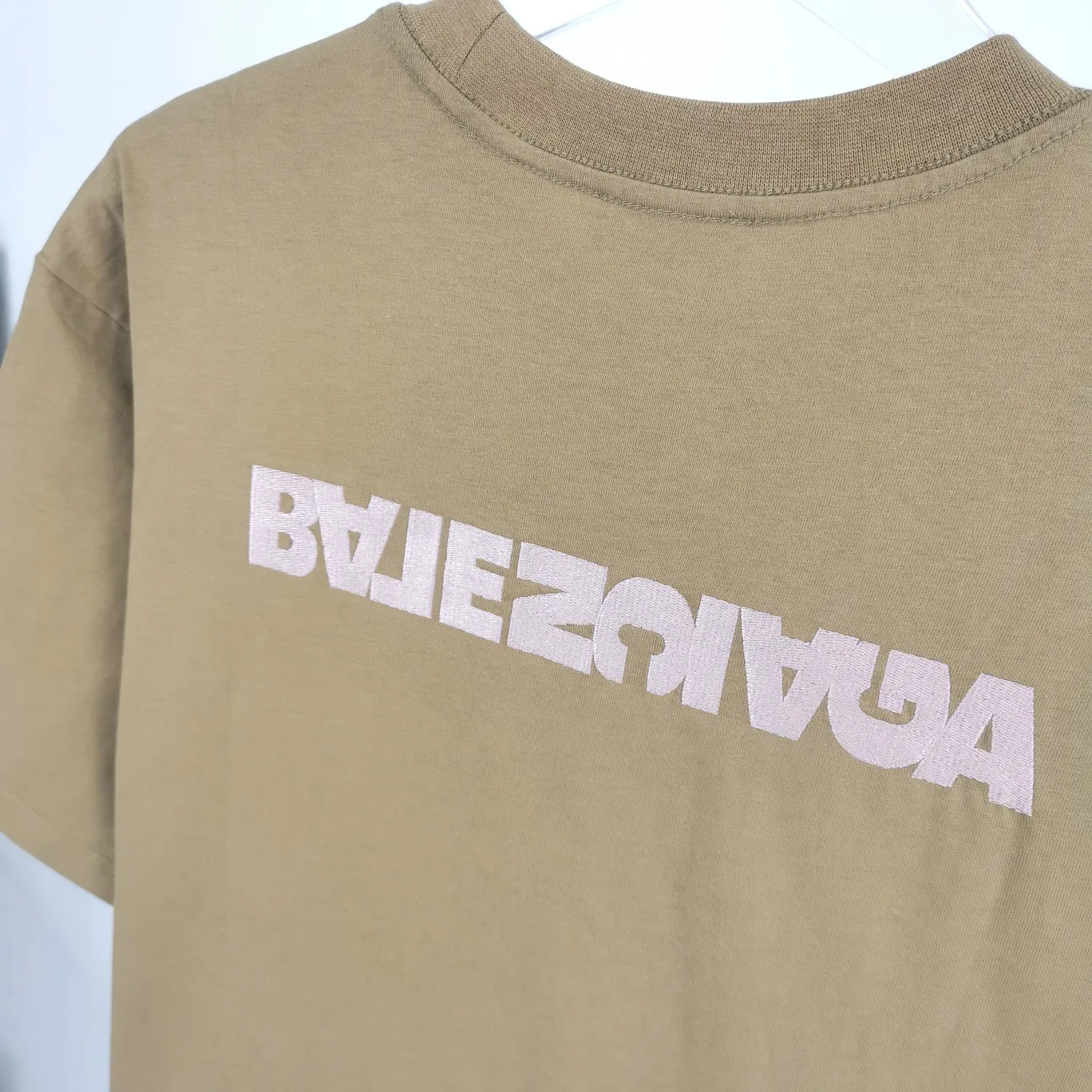 [Launched] Top tested version of Balenciaga/Balenciaga inverted letter embroidery for male and female couples star same style pure cotton short-sleeved T-shirt. Original development, custom-woven fabric, craft washing treatment, full of thickness, texture different from market products, highly restored to the original version, imported Tajima machine embroidery, perfectly close to the original product, very simple logo to indicate identity letter spacing, size consistent with the original version, 22ss version to create a highly restored men's and women's style. Size: XS-L Color: Dark Khaki P:260
