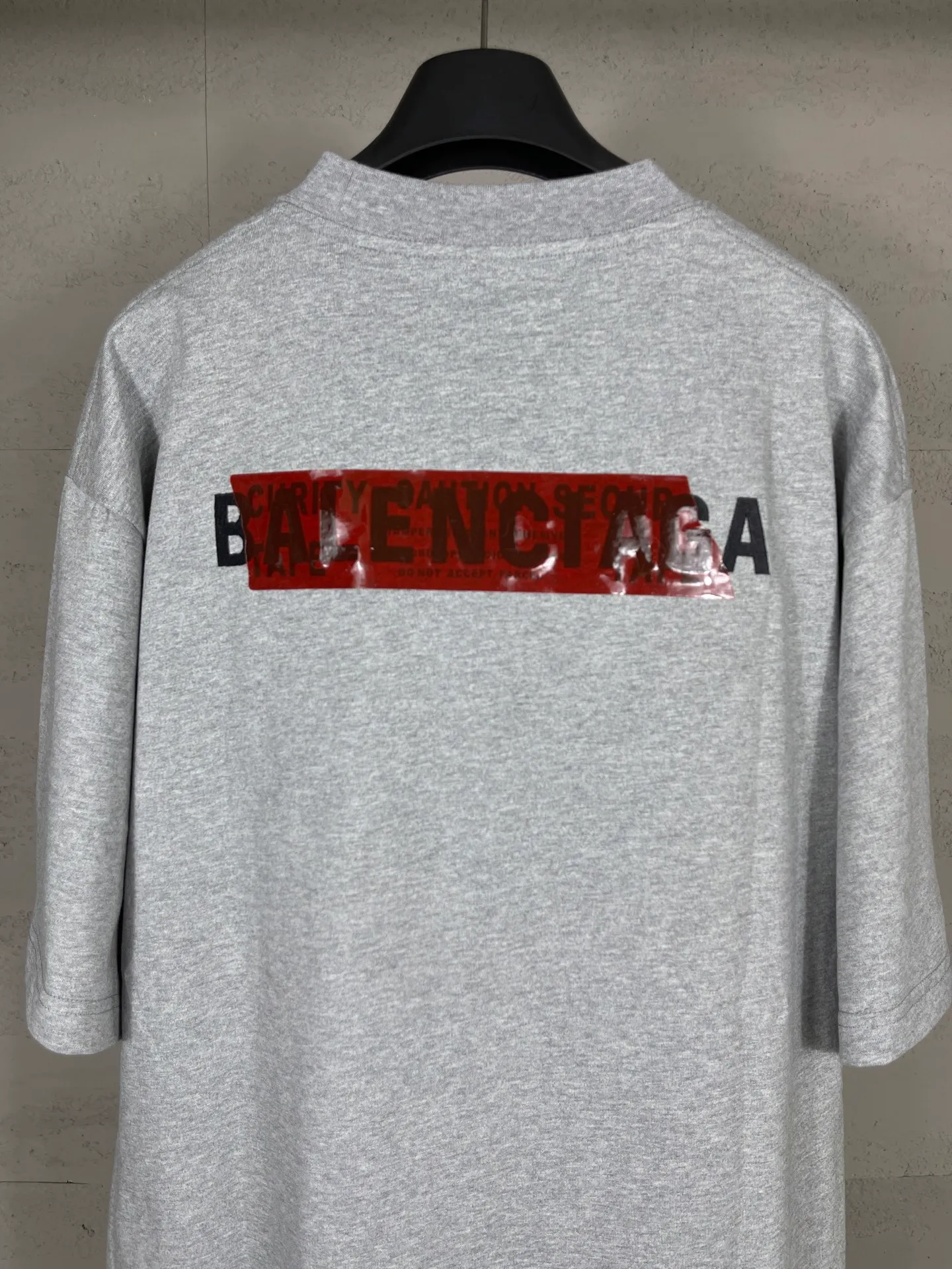 🅿️196 Actual pictures [Top version. Official website quality] BALENCI*GA/Paris #2025 new style front and rear letter LOGO embroidered tape taped short-sleeved T-shirt, full of design. Welcome to compare. The fabric is made of Paris ZP custom-woven and dyed cotton double yarn, weight 260 grams, clean cloth surface, clear cloth pattern, soft and comfortable. The threads are dyed with no color difference. The classic letter LOGO is embroidered with imported Tajima embroidery machine. The tape is stamped with imported transparent glue. The effect is three-dimensional. Restore the brick cabinet, adopt the OS loose shoulder version. Same style for men and women. Code: BL253662 Color: black, sky blue, white, floral gray Size: XS S M L