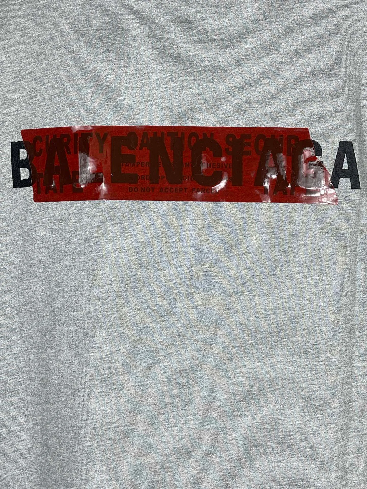 🅿️196 Actual pictures [Top version. Official website quality] BALENCI*GA/Paris #2025 new style front and rear letter LOGO embroidered tape taped short-sleeved T-shirt, full of design. Welcome to compare. The fabric is made of Paris ZP custom-woven and dyed cotton double yarn, weight 260 grams, clean cloth surface, clear cloth pattern, soft and comfortable. The threads are dyed with no color difference. The classic letter LOGO is embroidered with imported Tajima embroidery machine. The tape is stamped with imported transparent glue. The effect is three-dimensional. Restore the brick cabinet, adopt the OS loose shoulder version. Same style for men and women. Code: BL253662 Color: black, sky blue, white, floral gray Size: XS S M L