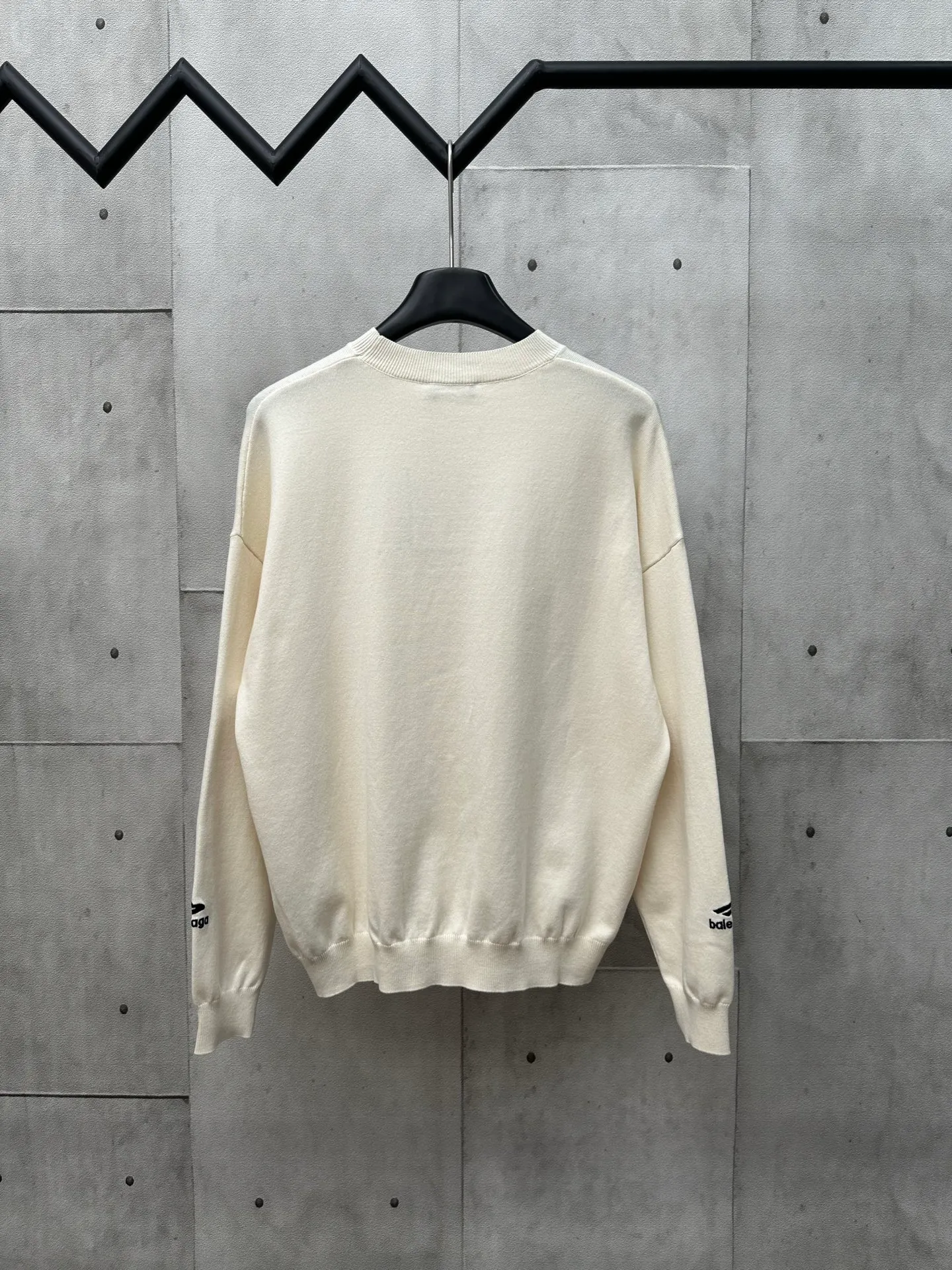 🅿️460 Balenciaga Ski Series 3b Embroidered Sweater Fabric selection: Made of wool blended fabric, mainly 95% wool, combined with 4% nylon and 1% spandex, which not only ensures the warmth and comfort of the clothing, but also has a certain degree of elasticity and wear resistance. The decorative parts are made of 100% wool, which further enhances the overall texture.  Design details: The top adopts a round neck design, which is simple and elegant, suitable for various combinations. The long-sleeved design provides better thermal insulation, and the sleeves are tailored to fit without restricting movement.  Artistic Embroidery: The most eye-catching feature is the 3B sports icon artwork embroidered on the front and sleeves. This design element not only adds a unique artistic flavor to the top, but also demonstrates Balenciaga's deep understanding and integration of fashion and art. The embroidery part uses 100% polyester fiber to ensure the exquisiteness and durability of the embroidery.  Size: S M L XL