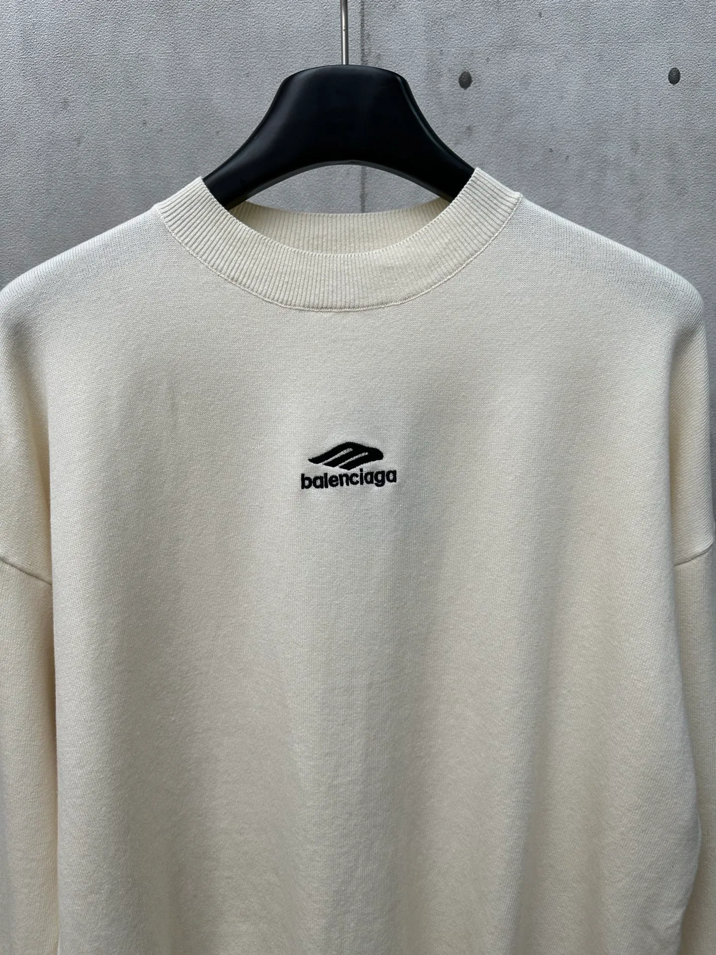 🅿️460 Balenciaga Ski Series 3b Embroidered Sweater Fabric selection: Made of wool blended fabric, mainly 95% wool, combined with 4% nylon and 1% spandex, which not only ensures the warmth and comfort of the clothing, but also has a certain degree of elasticity and wear resistance. The decorative parts are made of 100% wool, which further enhances the overall texture.  Design details: The top adopts a round neck design, which is simple and elegant, suitable for various combinations. The long-sleeved design provides better thermal insulation, and the sleeves are tailored to fit without restricting movement.  Artistic Embroidery: The most eye-catching feature is the 3B sports icon artwork embroidered on the front and sleeves. This design element not only adds a unique artistic flavor to the top, but also demonstrates Balenciaga's deep understanding and integration of fashion and art. The embroidery part uses 100% polyester fiber to ensure the exquisiteness and durability of the embroidery.  Size: S M L XL