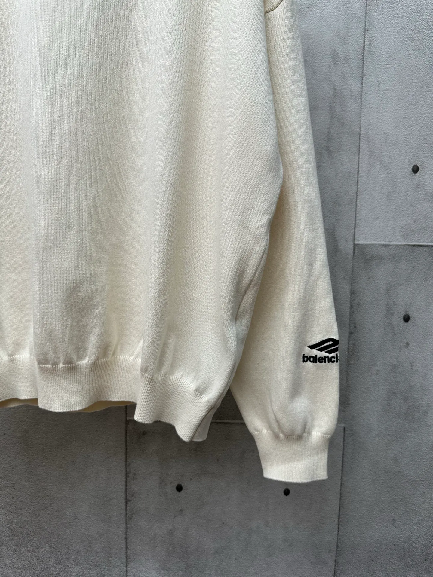 🅿️460 Balenciaga Ski Series 3b Embroidered Sweater Fabric selection: Made of wool blended fabric, mainly 95% wool, combined with 4% nylon and 1% spandex, which not only ensures the warmth and comfort of the clothing, but also has a certain degree of elasticity and wear resistance. The decorative parts are made of 100% wool, which further enhances the overall texture.  Design details: The top adopts a round neck design, which is simple and elegant, suitable for various combinations. The long-sleeved design provides better thermal insulation, and the sleeves are tailored to fit without restricting movement.  Artistic Embroidery: The most eye-catching feature is the 3B sports icon artwork embroidered on the front and sleeves. This design element not only adds a unique artistic flavor to the top, but also demonstrates Balenciaga's deep understanding and integration of fashion and art. The embroidery part uses 100% polyester fiber to ensure the exquisiteness and durability of the embroidery.  Size: S M L XL
