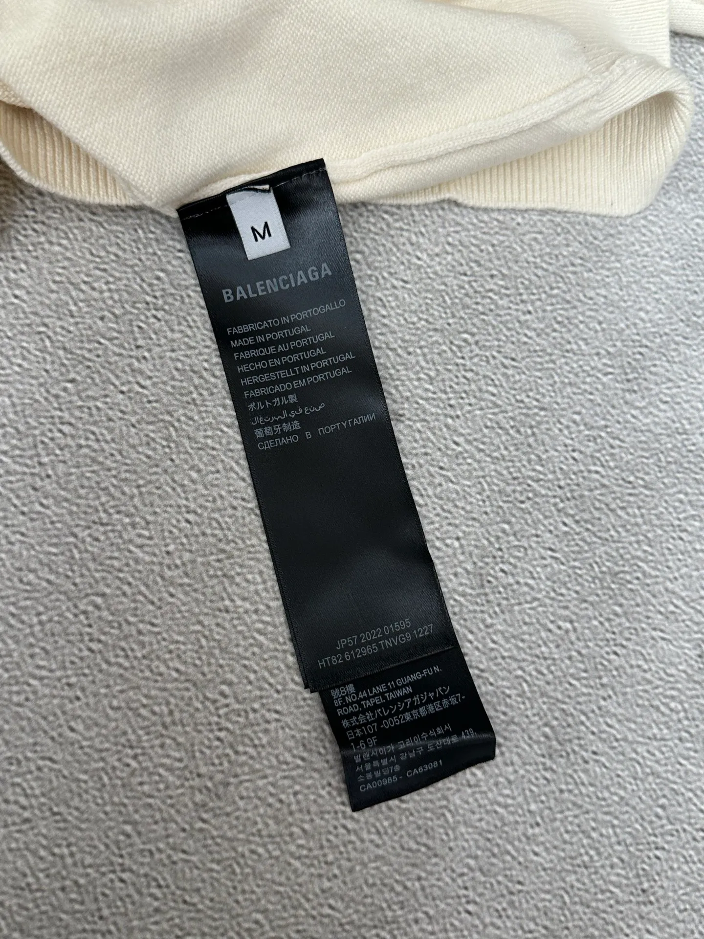 🅿️460 Balenciaga Ski Series 3b Embroidered Sweater Fabric selection: Made of wool blended fabric, mainly 95% wool, combined with 4% nylon and 1% spandex, which not only ensures the warmth and comfort of the clothing, but also has a certain degree of elasticity and wear resistance. The decorative parts are made of 100% wool, which further enhances the overall texture.  Design details: The top adopts a round neck design, which is simple and elegant, suitable for various combinations. The long-sleeved design provides better thermal insulation, and the sleeves are tailored to fit without restricting movement.  Artistic Embroidery: The most eye-catching feature is the 3B sports icon artwork embroidered on the front and sleeves. This design element not only adds a unique artistic flavor to the top, but also demonstrates Balenciaga's deep understanding and integration of fashion and art. The embroidery part uses 100% polyester fiber to ensure the exquisiteness and durability of the embroidery.  Size: S M L XL