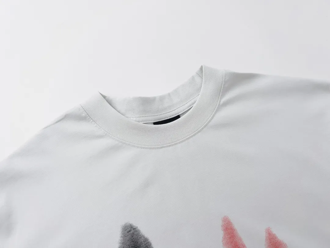 🅿️180 Detail Picture [Top version. Official website quality] BALENCI*GA/Paris BALENCI*GA#520. Limited to the latest model, 520 love. Short-sleeved T-shirt with embroidered LOGO on the neck. Brick cabinet synchronization. The fabric is made of Paris ZP custom-woven and dyed 100% cotton double yarn compact cotton. The weight is 260 grams. The cloth surface is clean. The cloth pattern is clear. Soft and comfortable. Good color fastness. Not easy to change color. The threads are woven and dyed with no color difference. The printing uses computer direct printing, and the rib embroidery on the back collar has a three-dimensional effect. The version adopts the OS loose shoulder style. Same style for men and women. Code: BL223105 Color: black, off-white, pink Size: XS to L